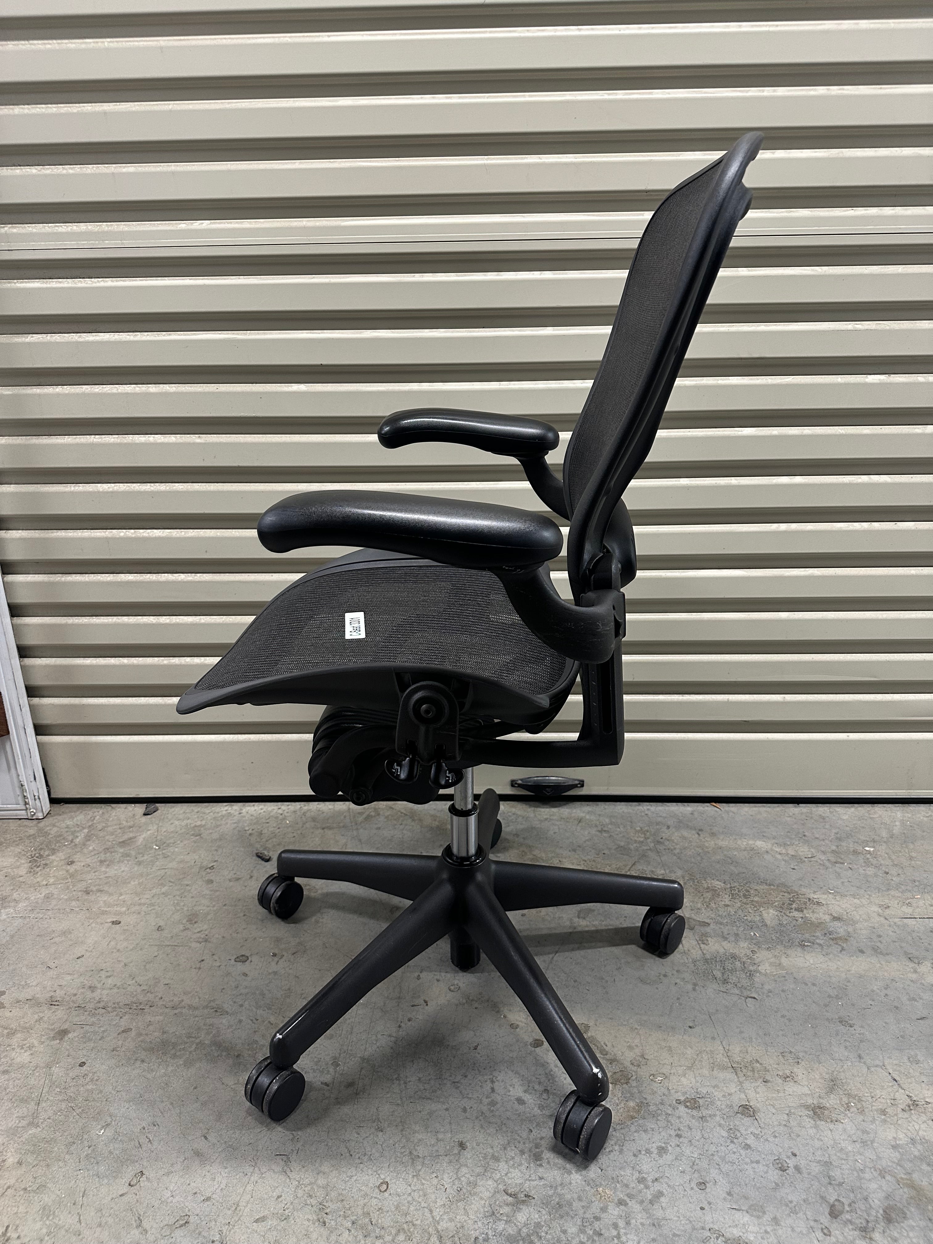 Herman miller Aeron with armrest (Size C)