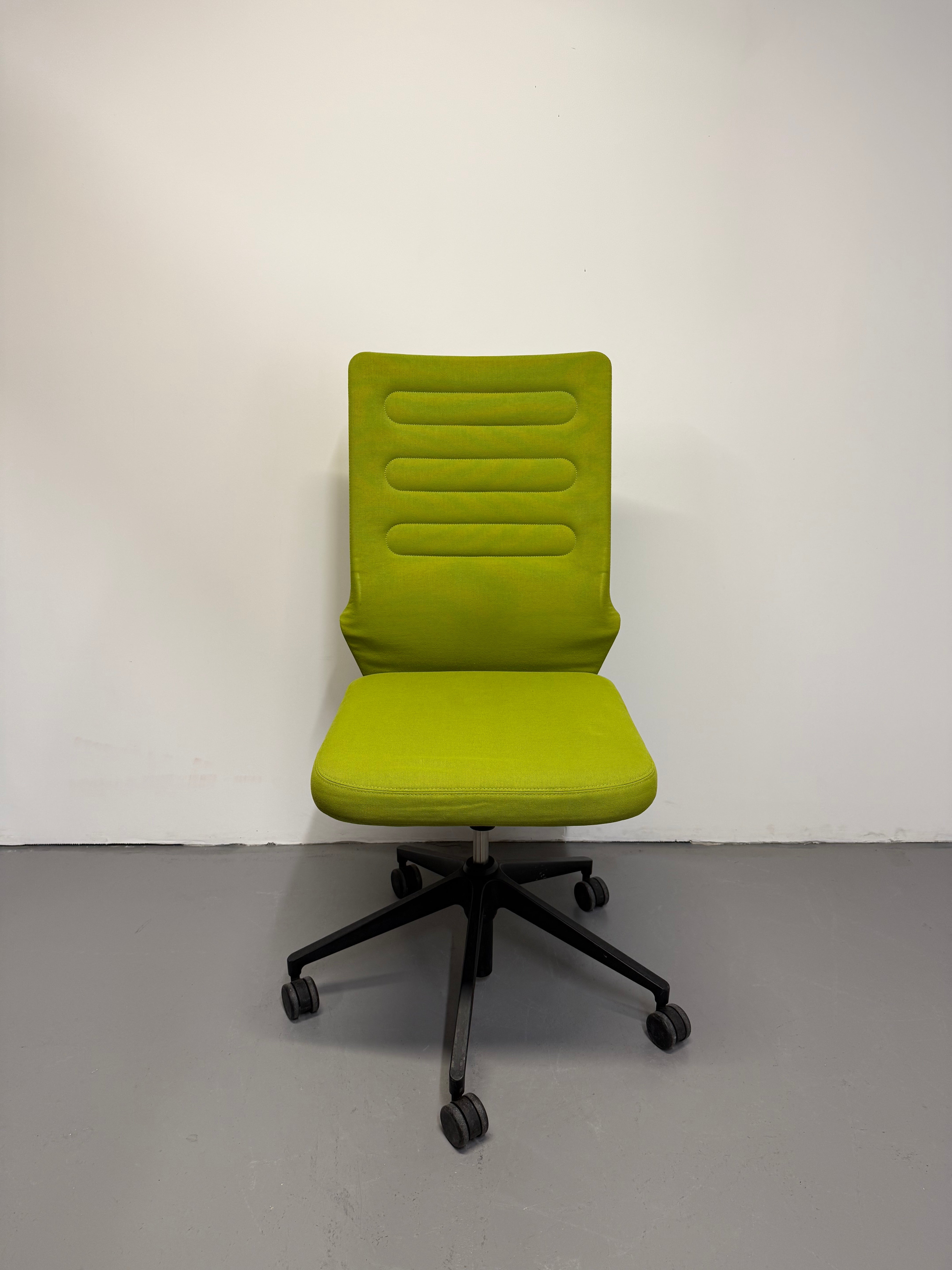 Vitra AC 4 Office Chair by Antonio Citterio – Avocado / Light Green