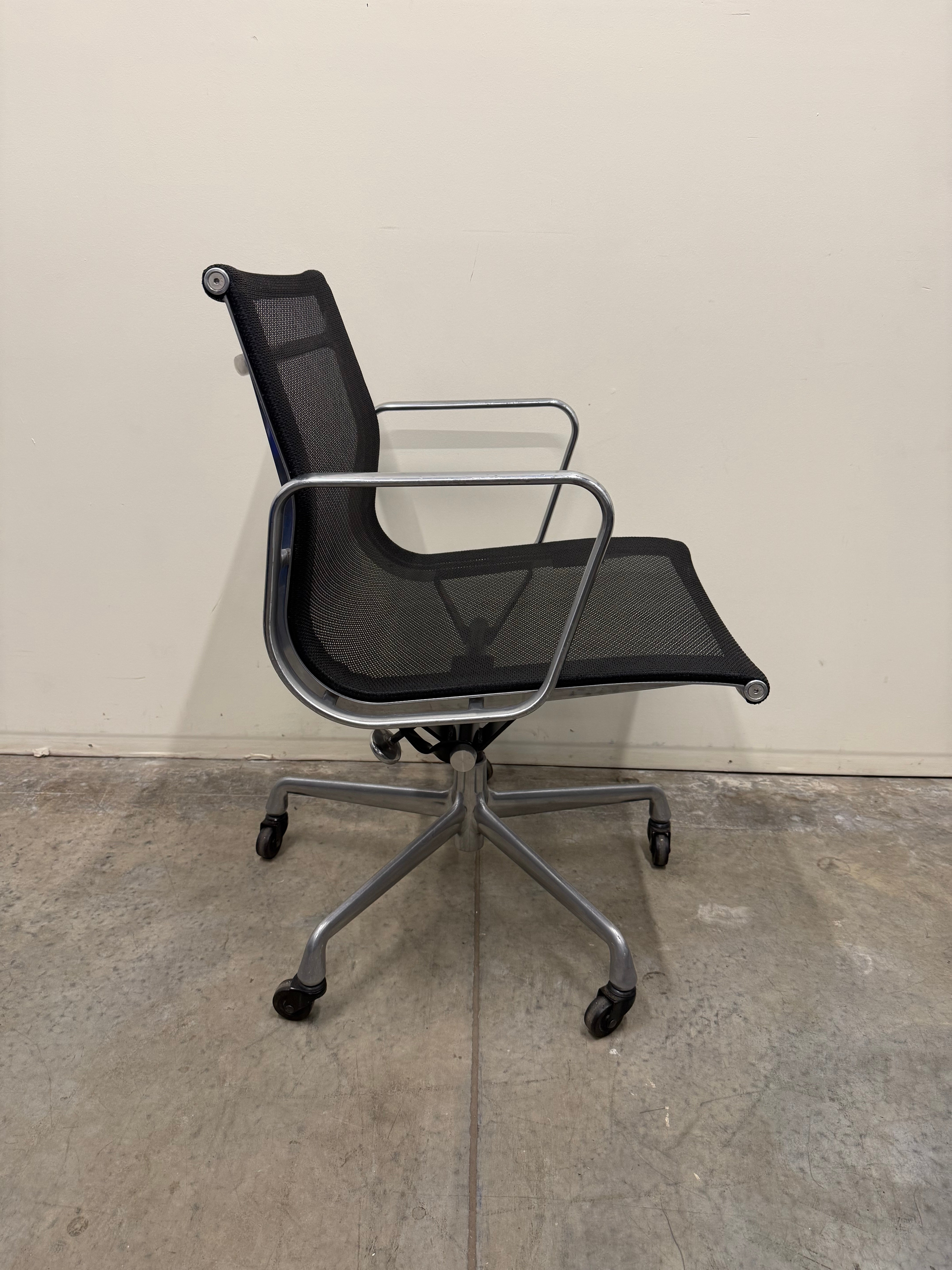 Eames Mesh Chair EA334 – Aluminium Group by Herman Miller