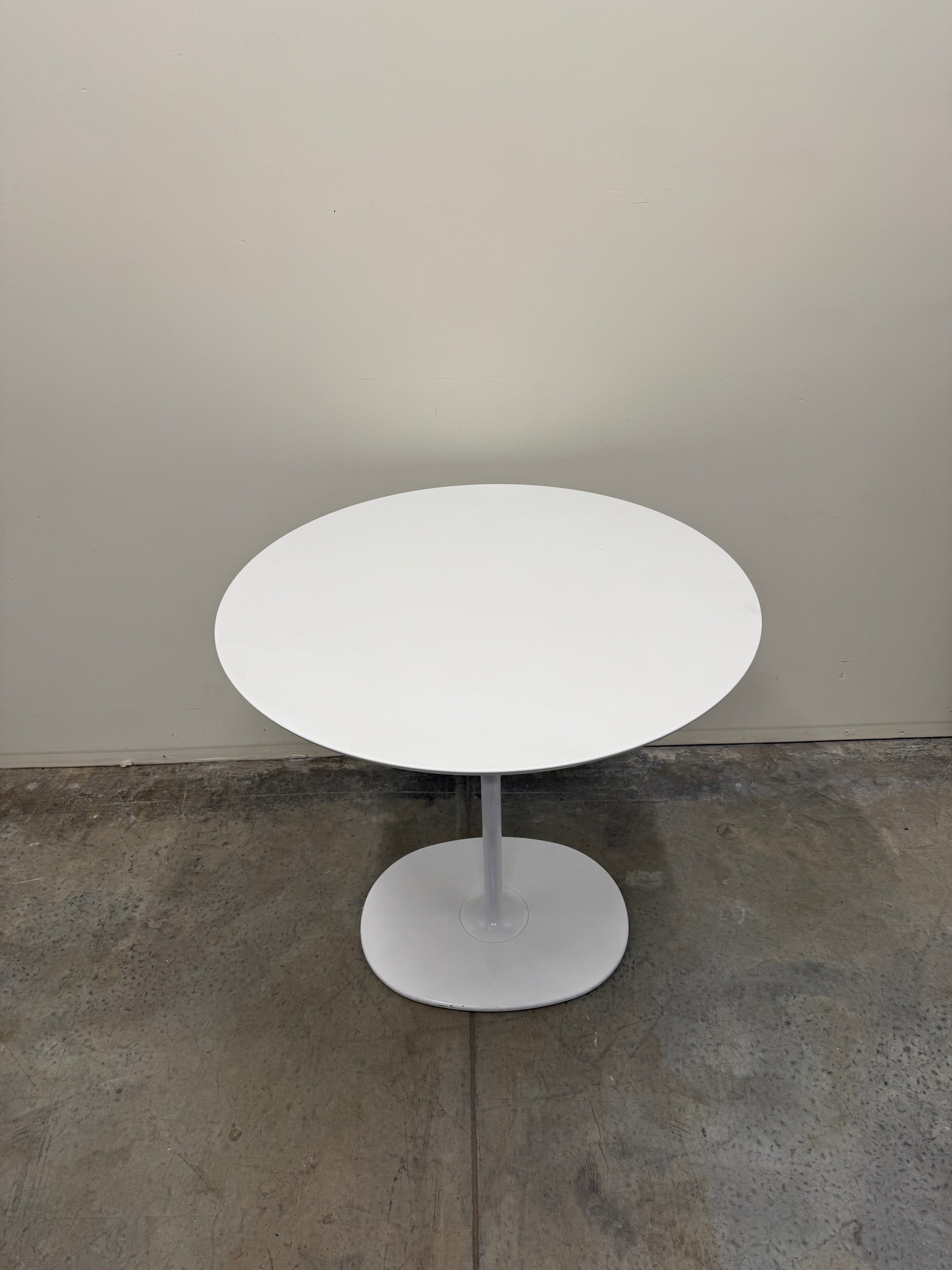 Arper Dizzie Table – White Round Top with Elliptical Base