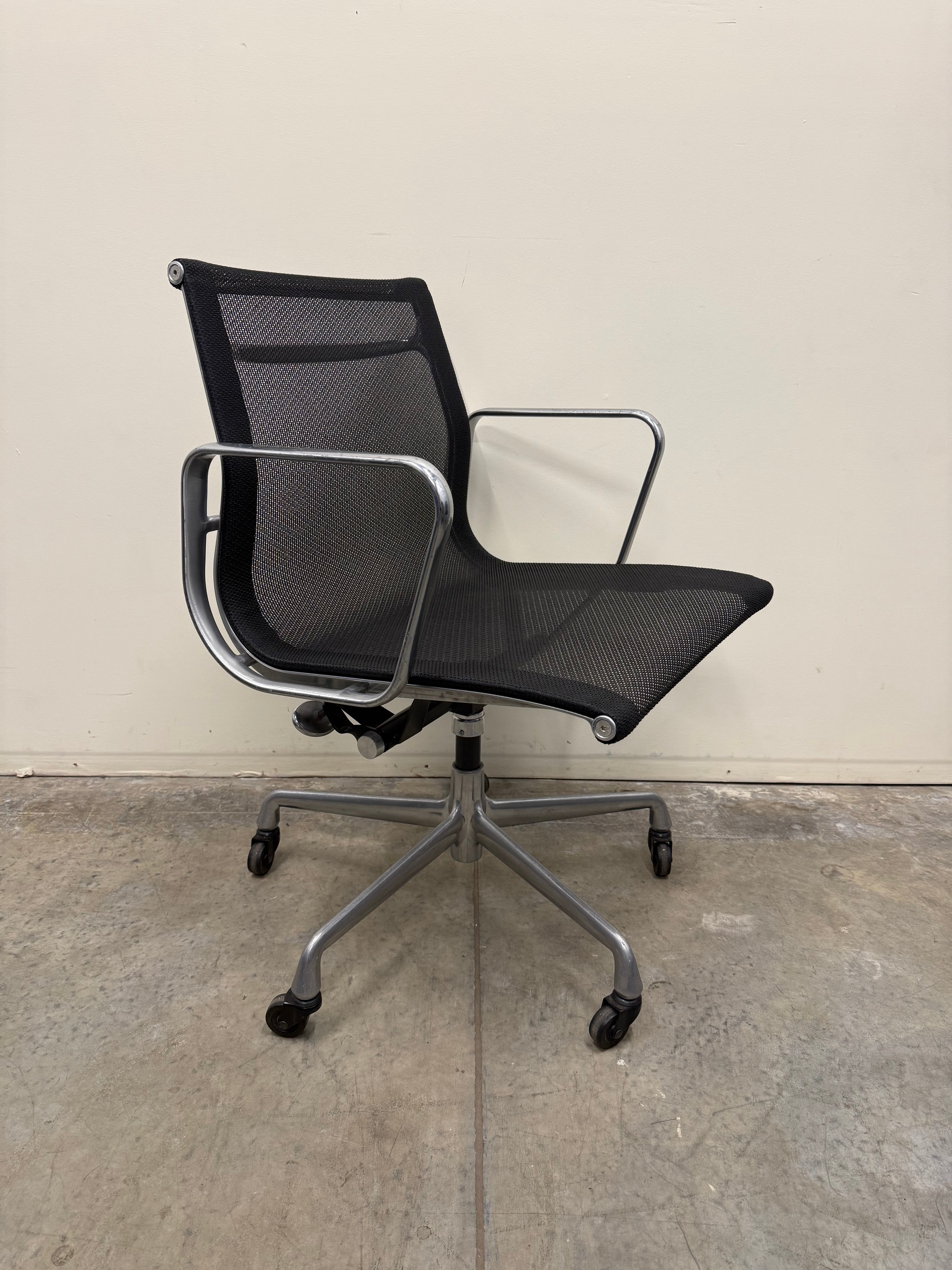 Eames Mesh Chair EA334 – Aluminium Group by Herman Miller