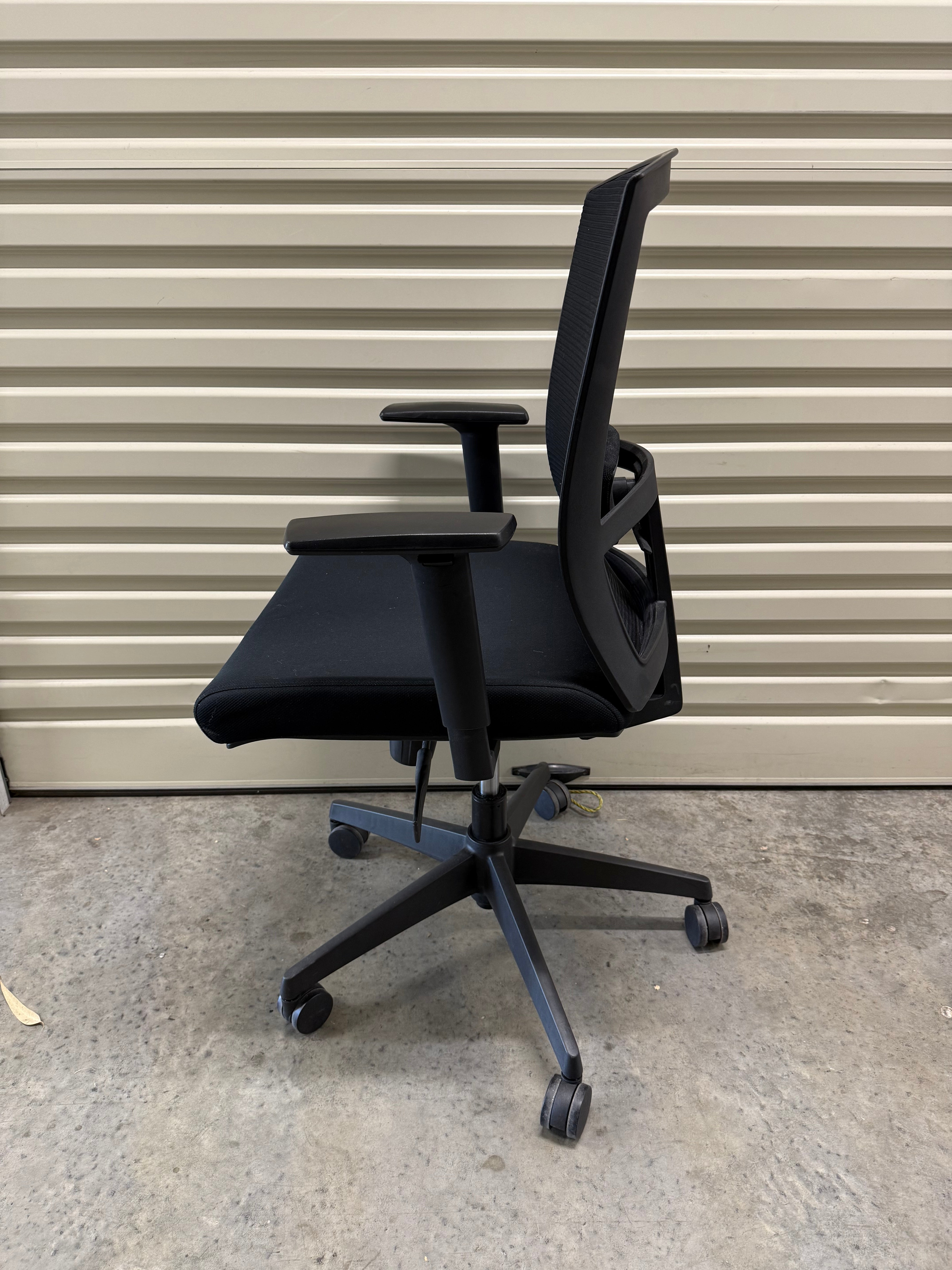 Day Task Chair – Mesh Office Chair with Adjustable Arms