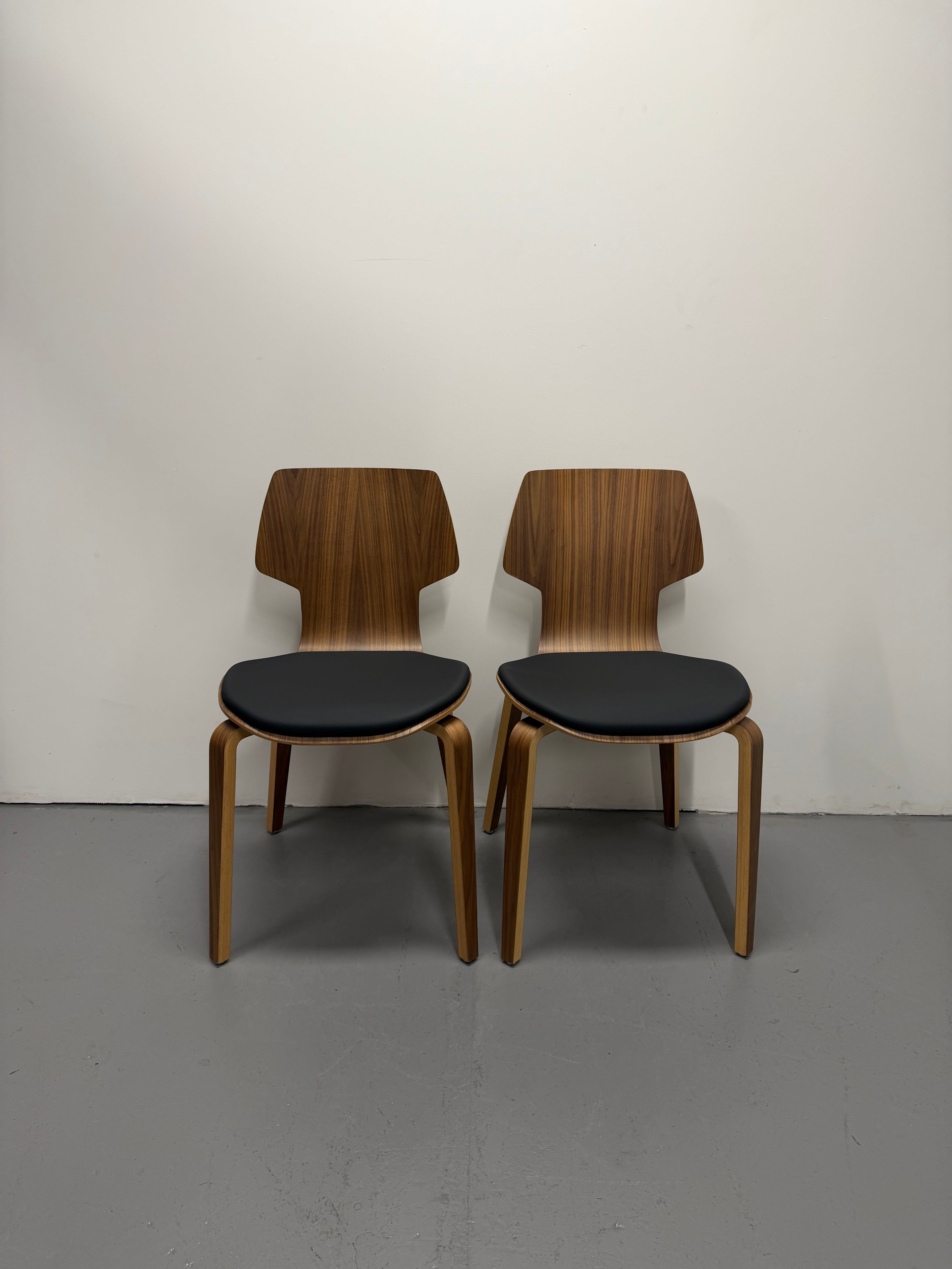Mobles 114 Gràcia Dinning Chair – Walnut Plywood with Black Upholstered Seat | Ex-Showroom