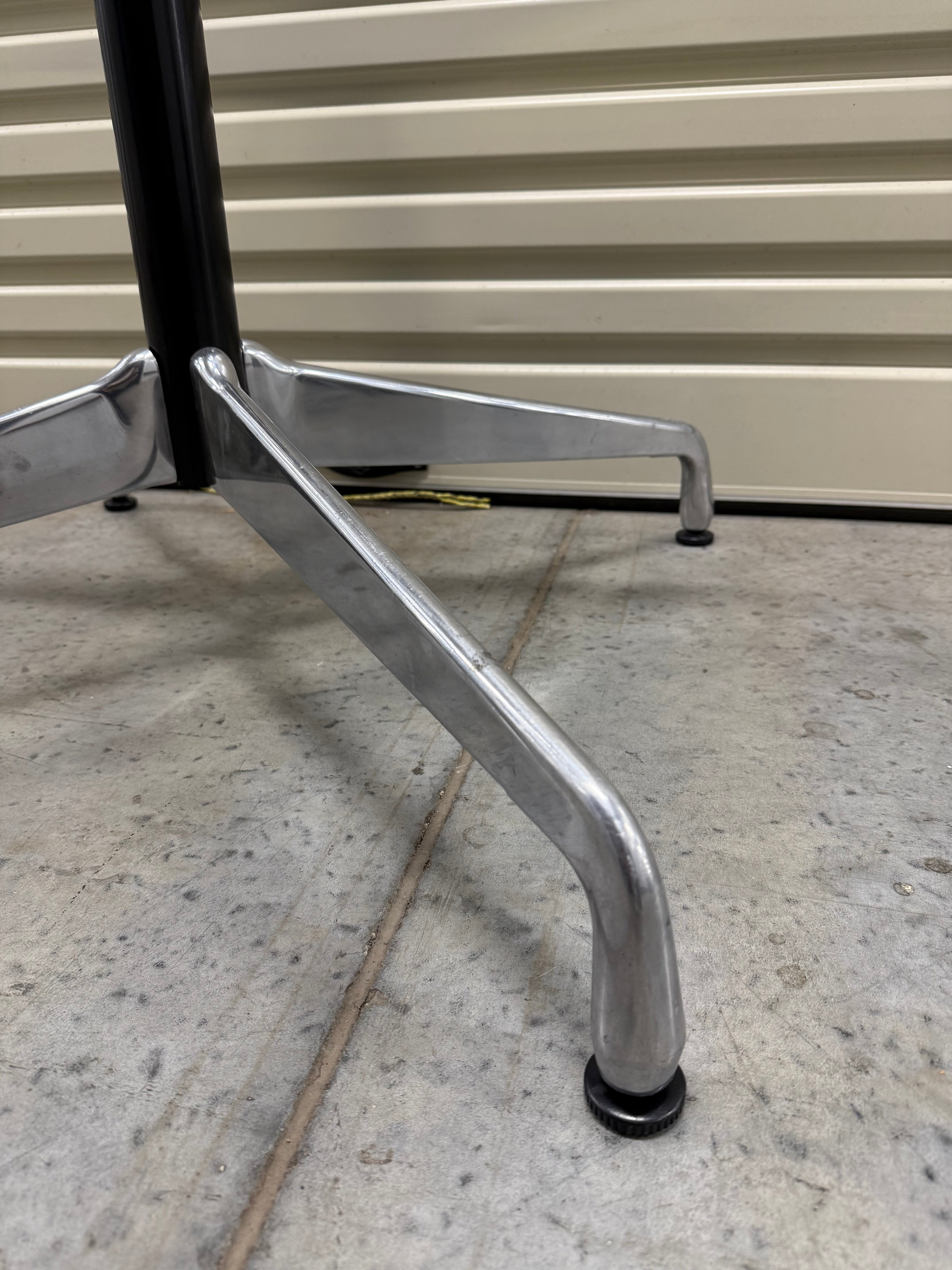 Eames Herman Miller Round Table – Universal Base