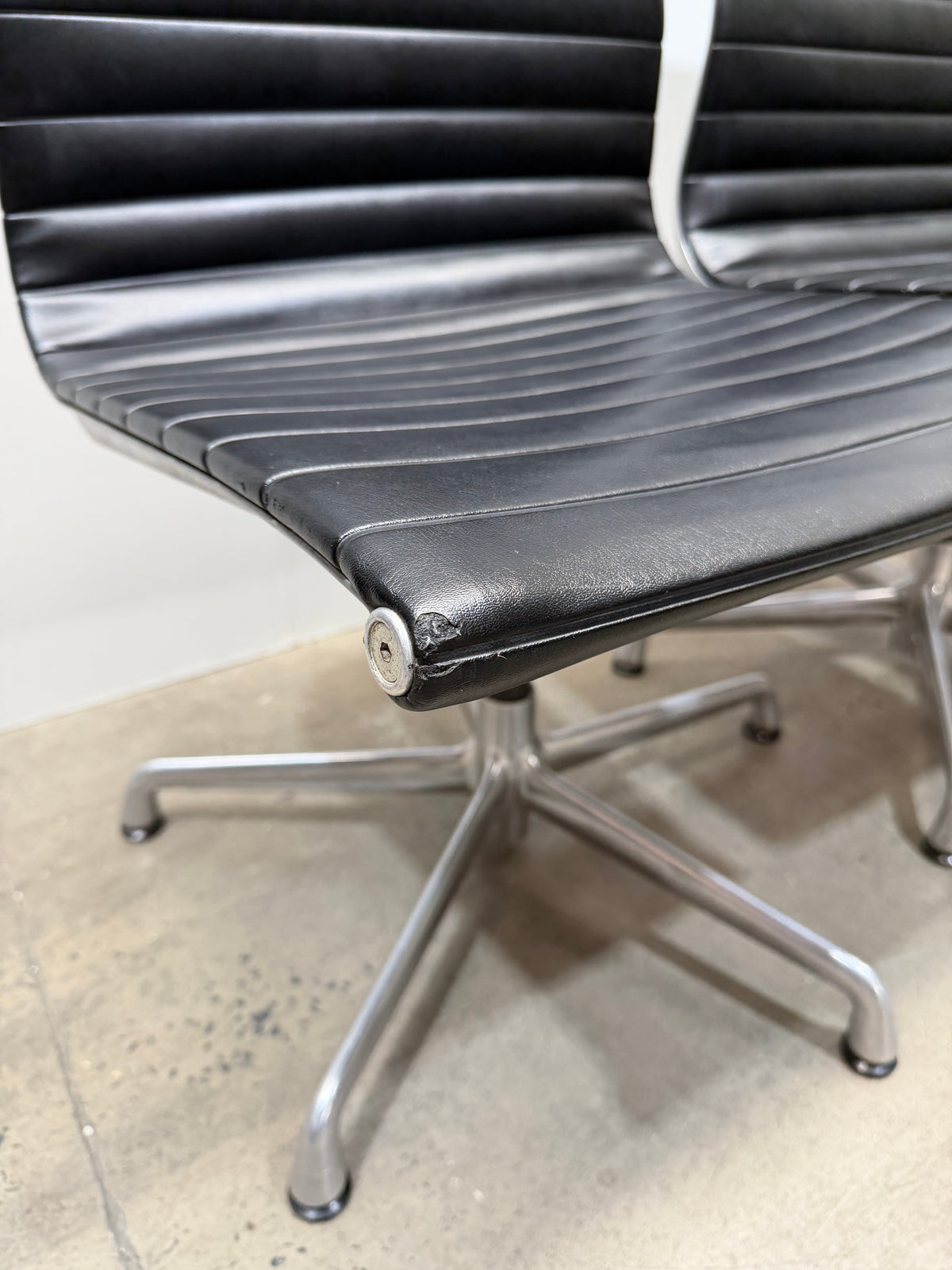 Herman Miller Eames Aluminium Group EA330 Side Chair – Black | Armless