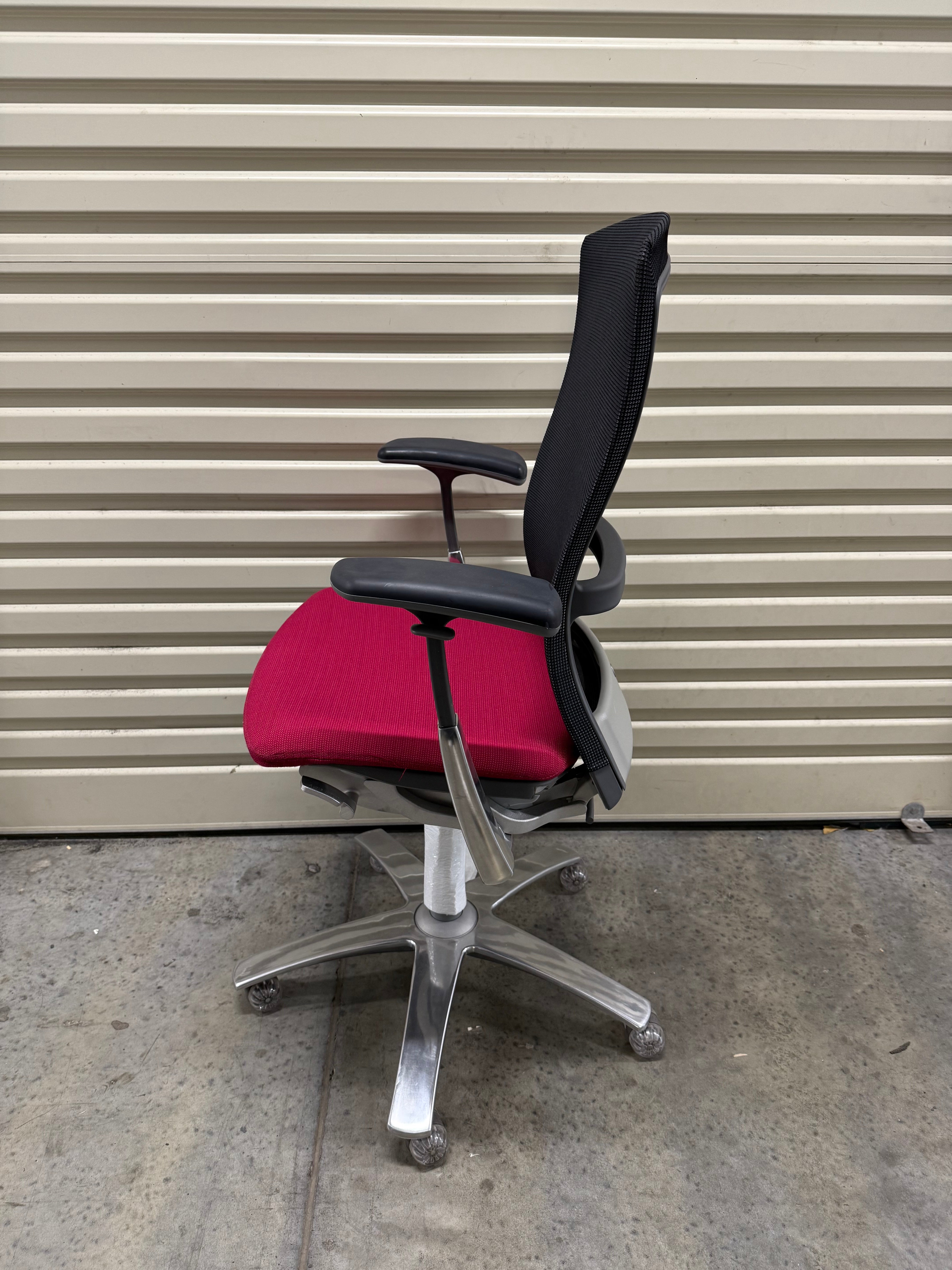 Knoll Life Chair – Black Mesh / Red Seat – Armrests & Fixed Seat