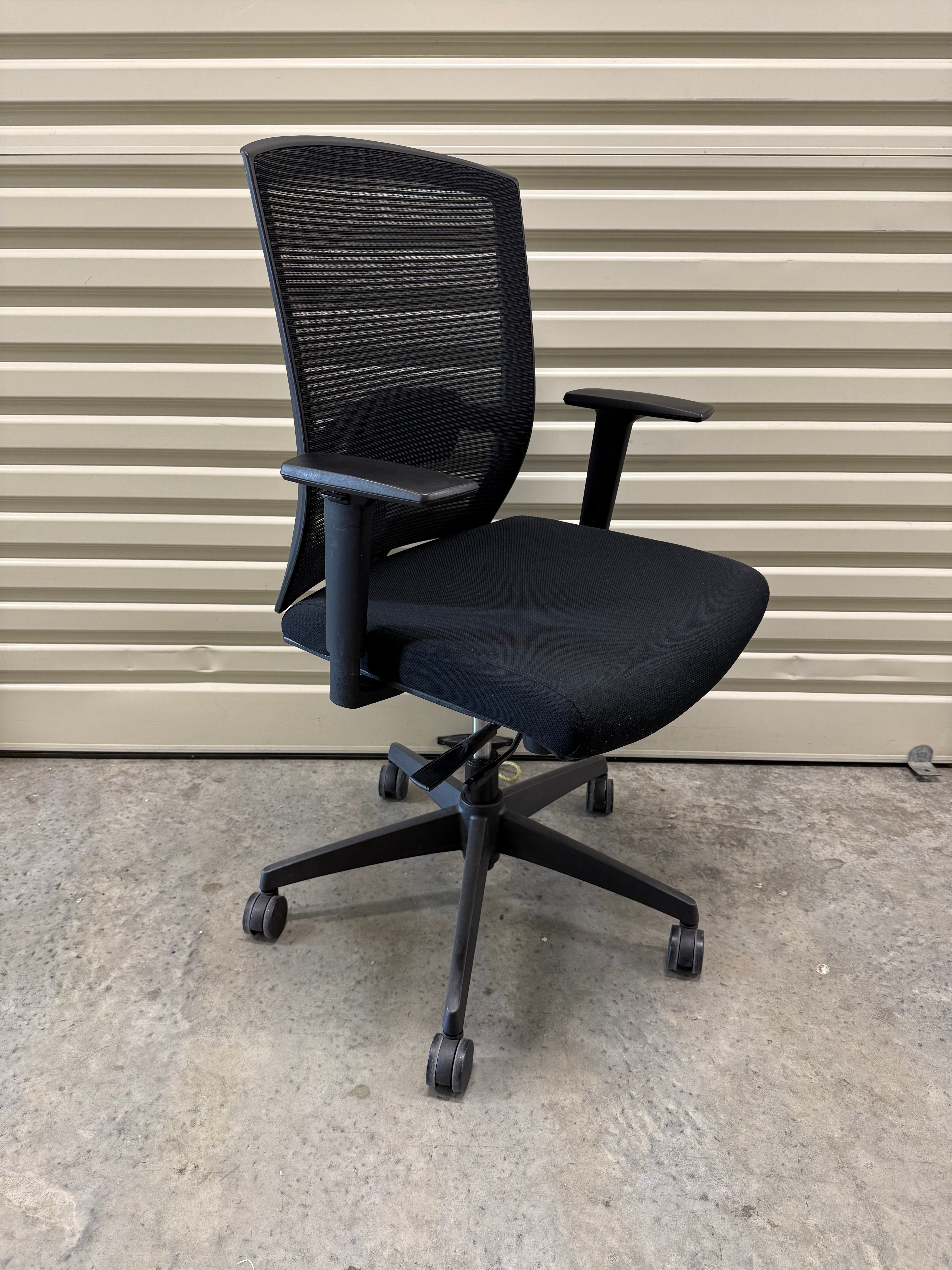 Day Task Chair – Mesh Office Chair with Adjustable Arms