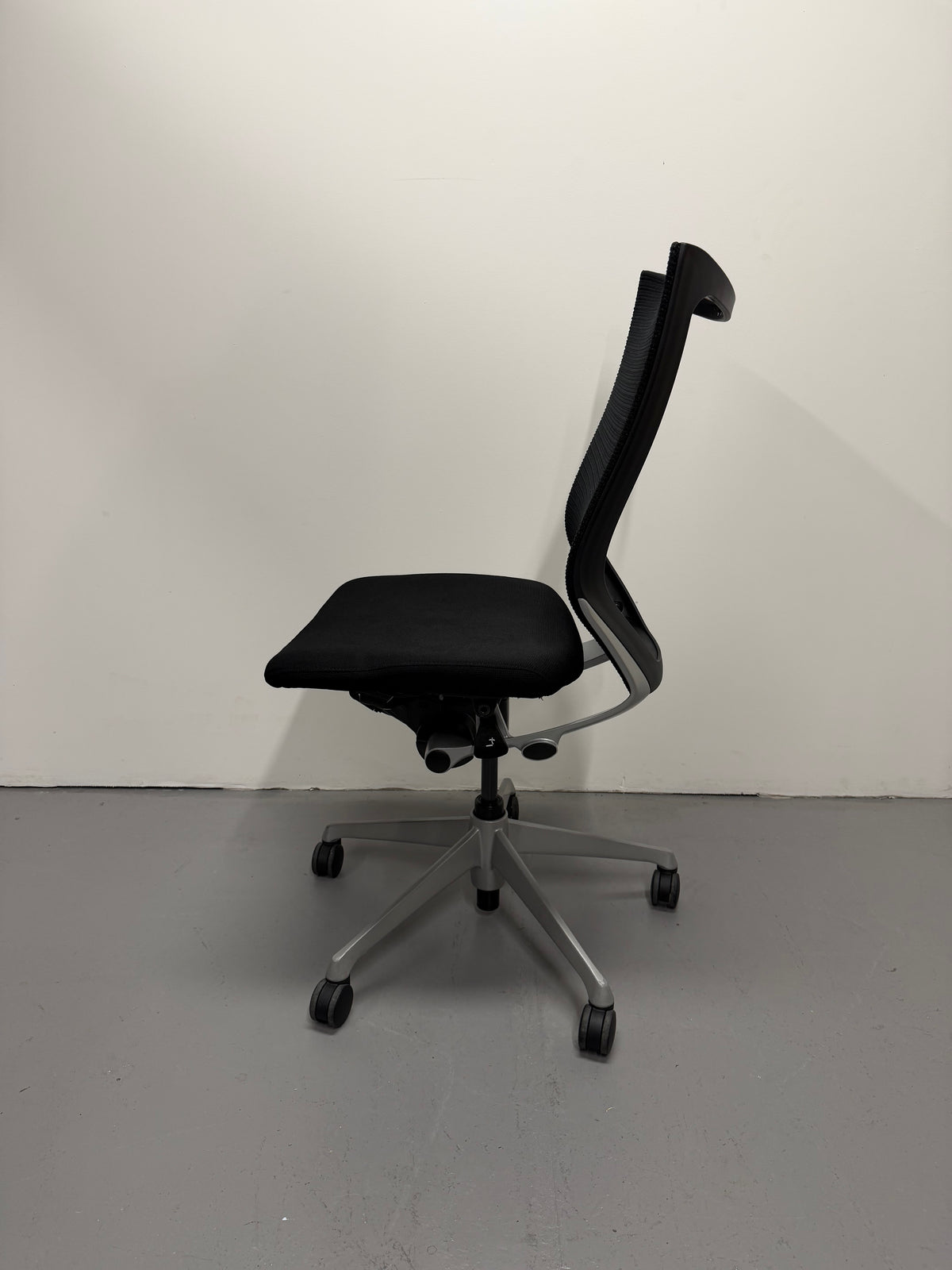 Okamura Baron Mesh Office Chair – No arms