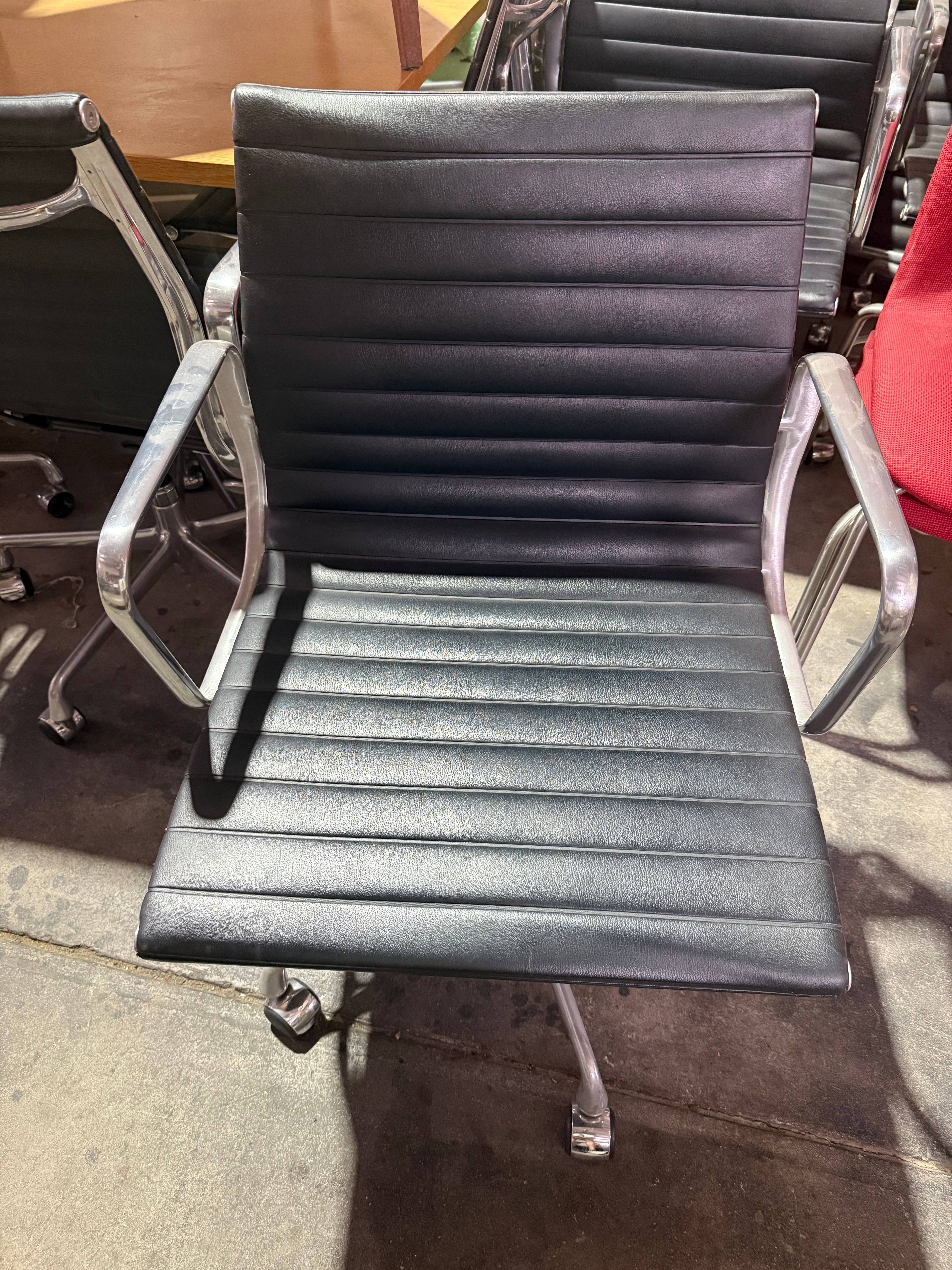 Eames EA 335 Leather Chair – Aluminium Group Management Armchair on Wheels by Herman Miller