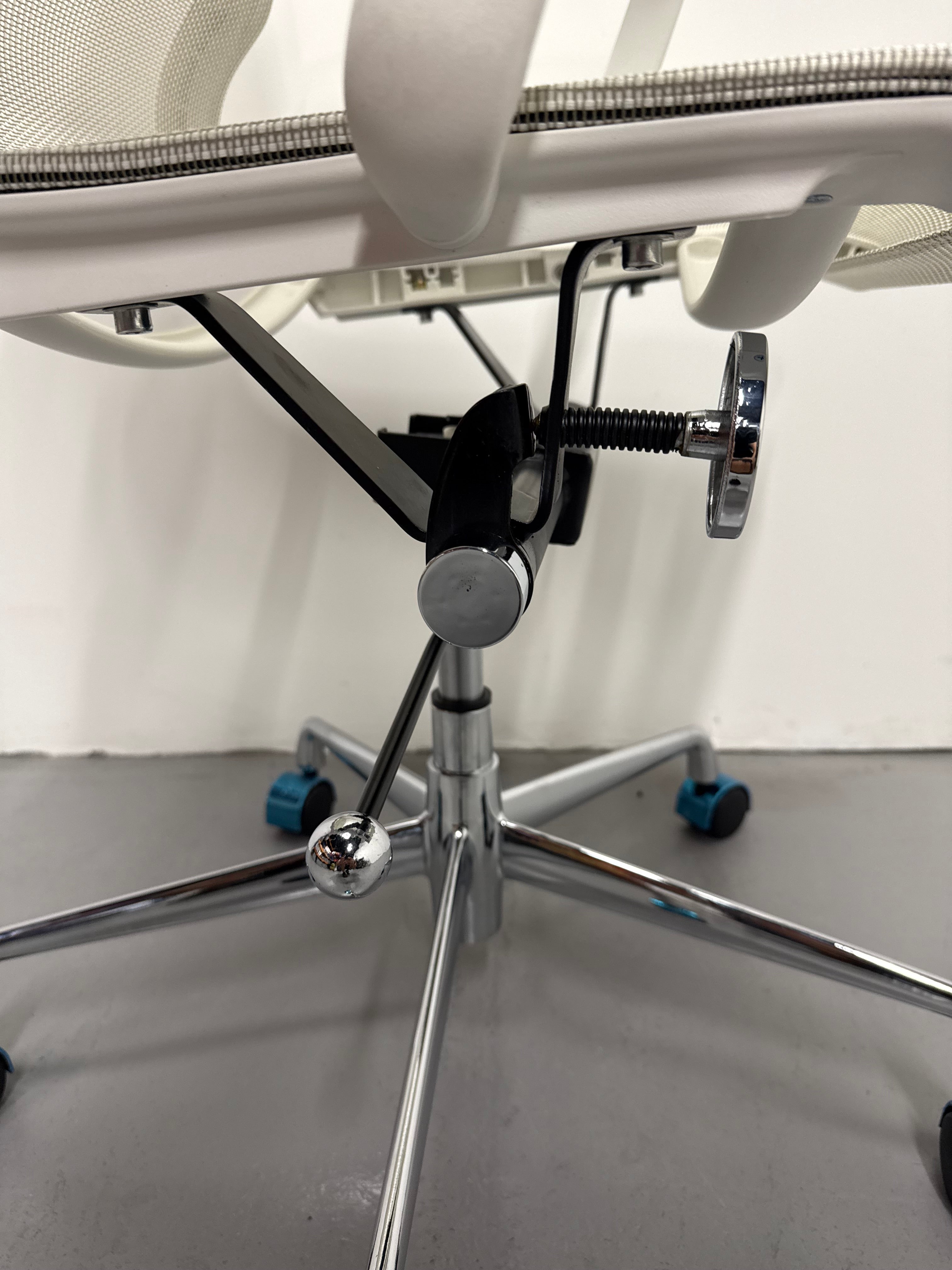 Modern Mesh Boardroom Chair – White Frame & Chrome Base (Brand New)