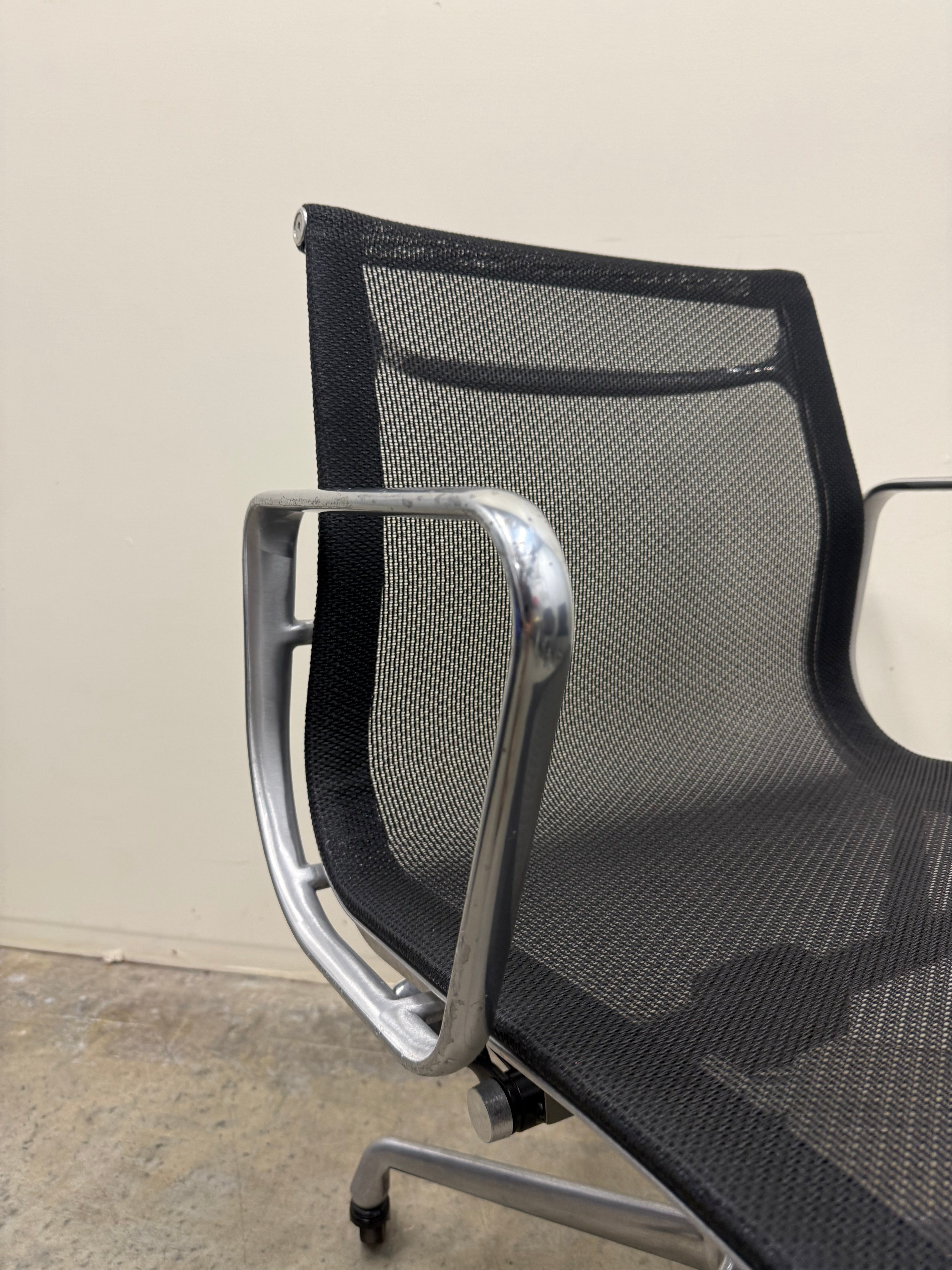 Eames Mesh Chair EA334 – Aluminium Group by Herman Miller
