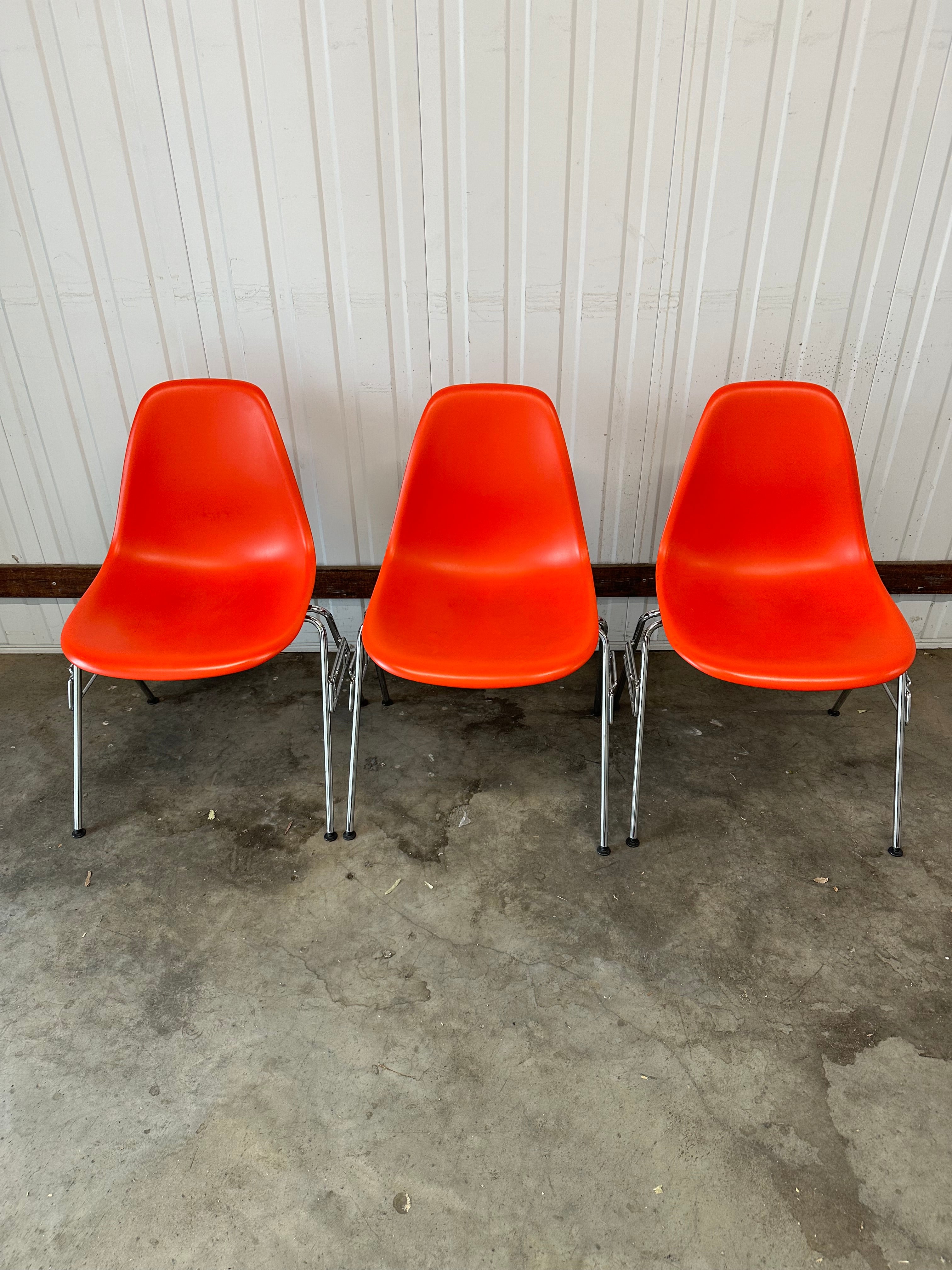 Original Eames Plastic Side Chair DSS RE – Chromed Base – Orange/Red