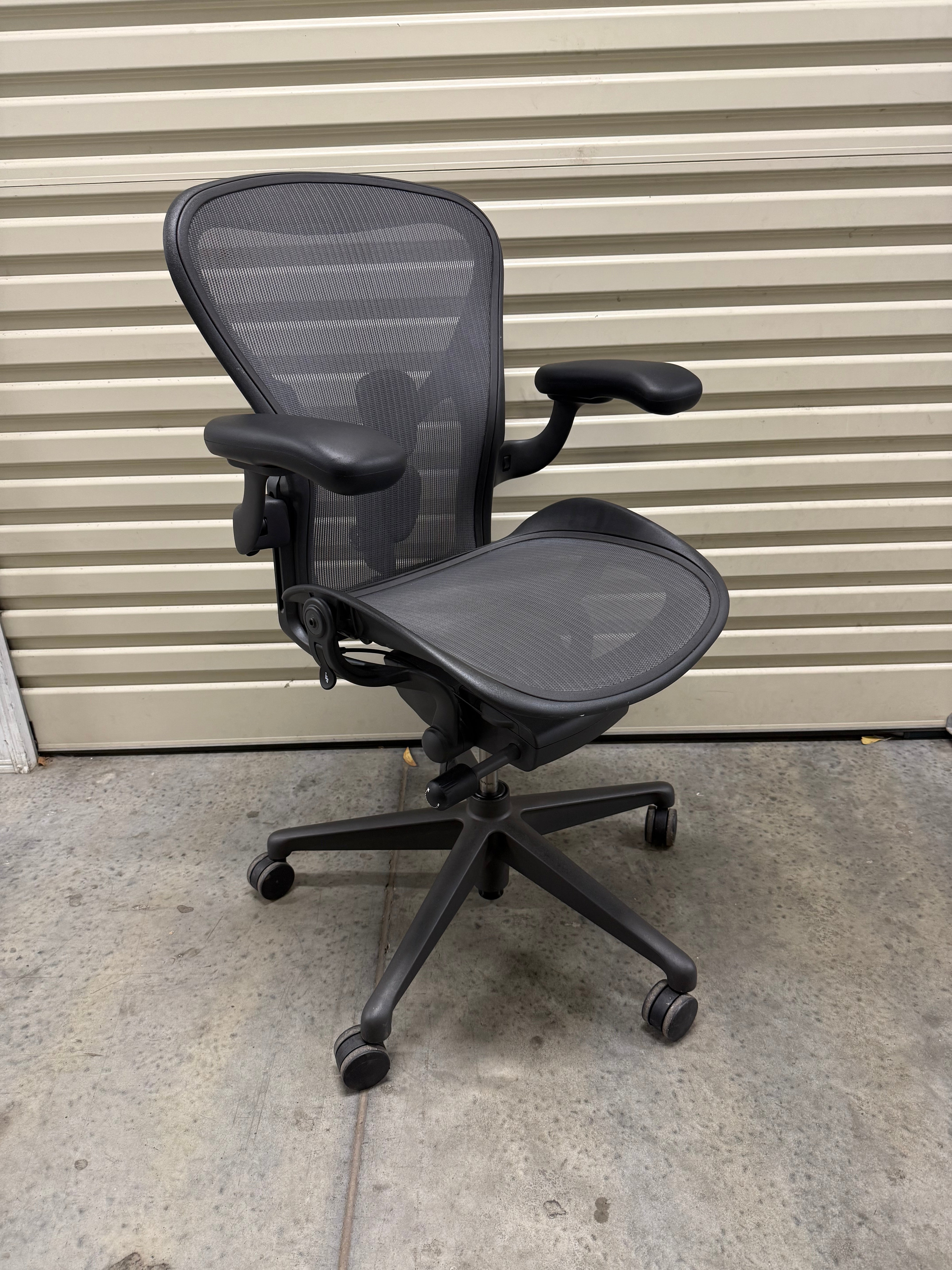Herman Miller Aeron Remastered with Armrest - Graphite (Size B)