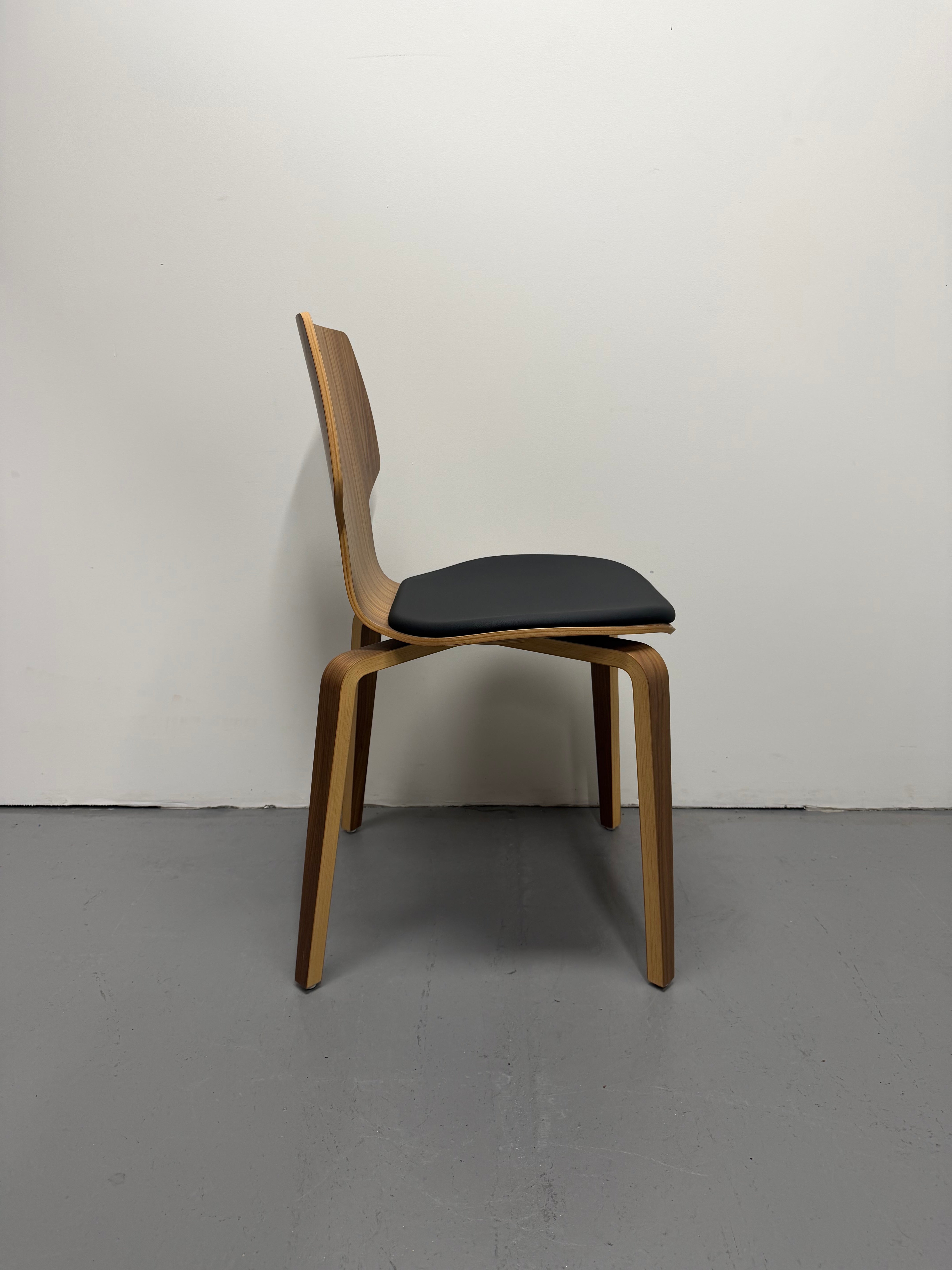 Mobles 114 Gràcia Dinning Chair – Walnut Plywood with Black Upholstered Seat | Ex-Showroom