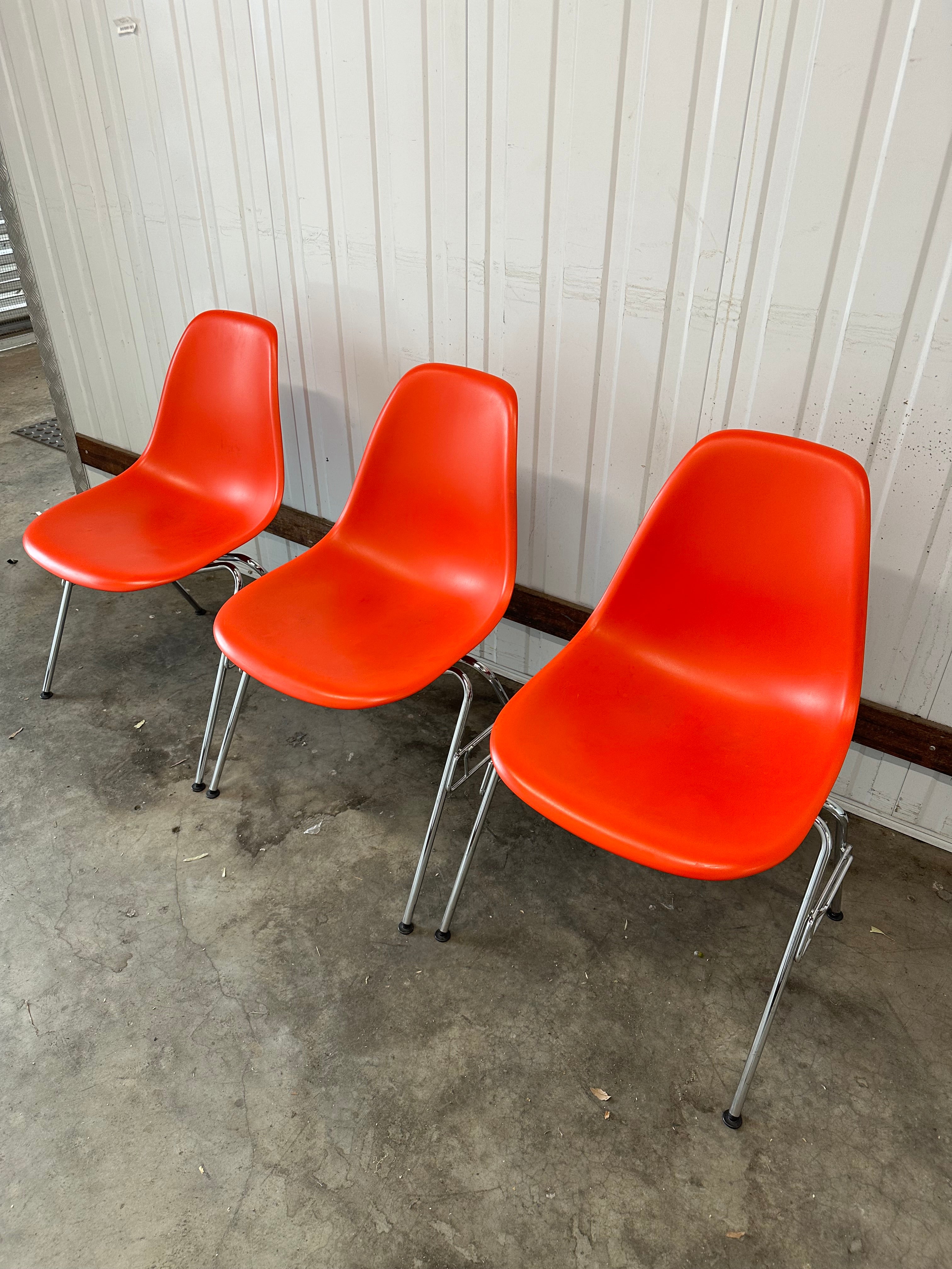 Original Eames Plastic Side Chair DSS RE – Chromed Base – Orange/Red