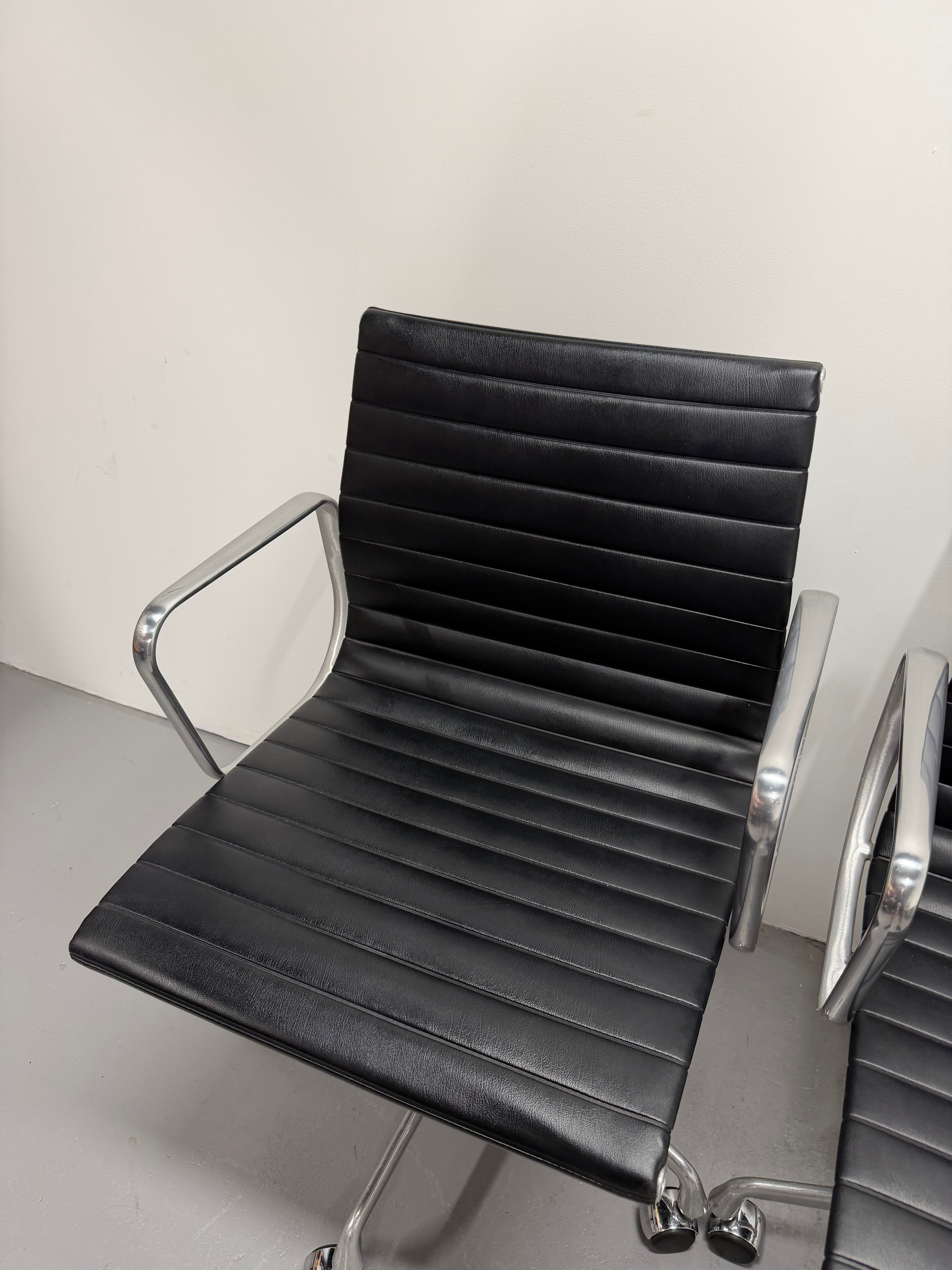 Eames EA 335 Leather Chair – Aluminium Group Management Armchair on Wheels by Herman Miller