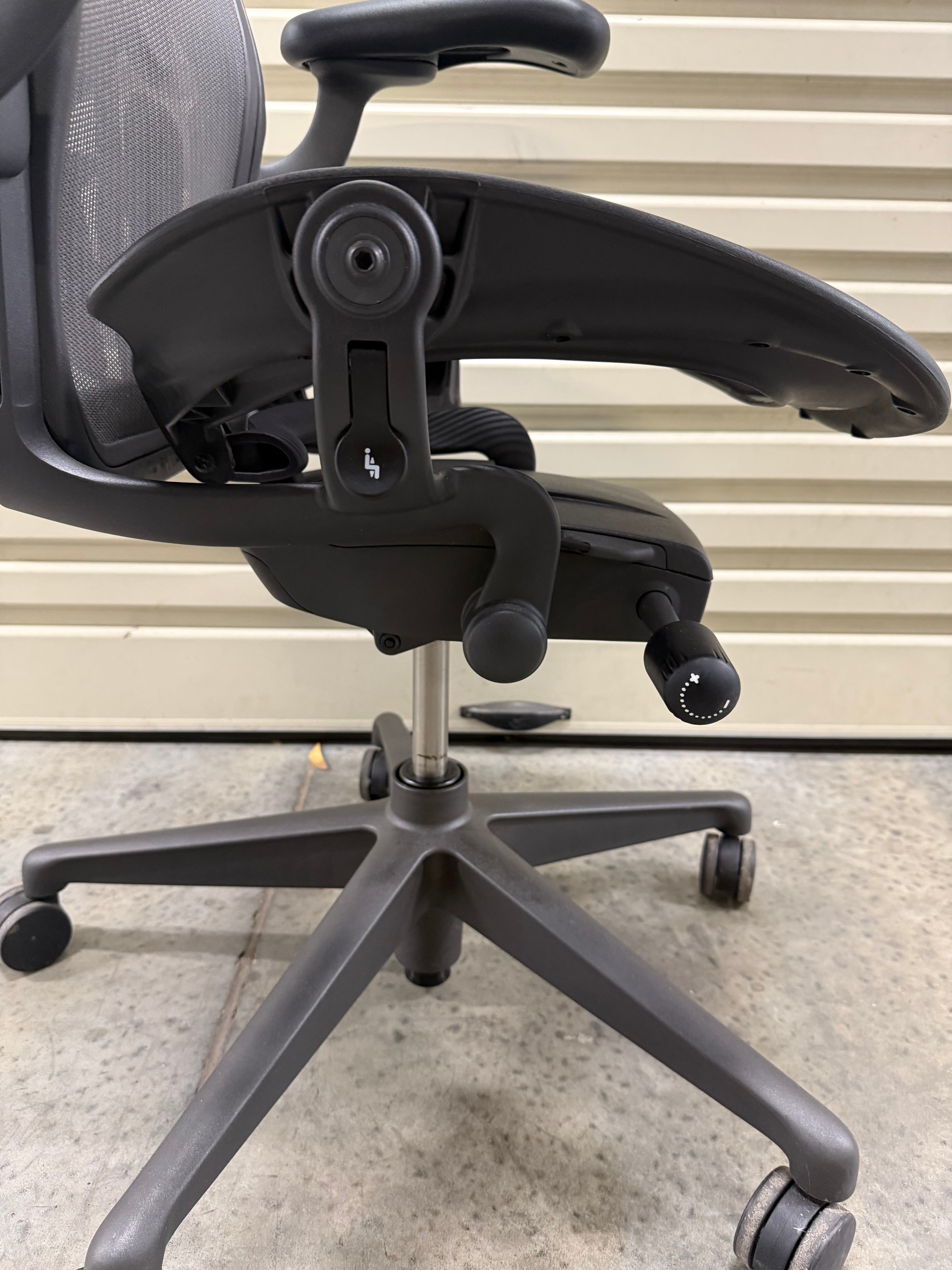 Herman Miller Aeron Remastered with Armrest - Graphite (Size B)