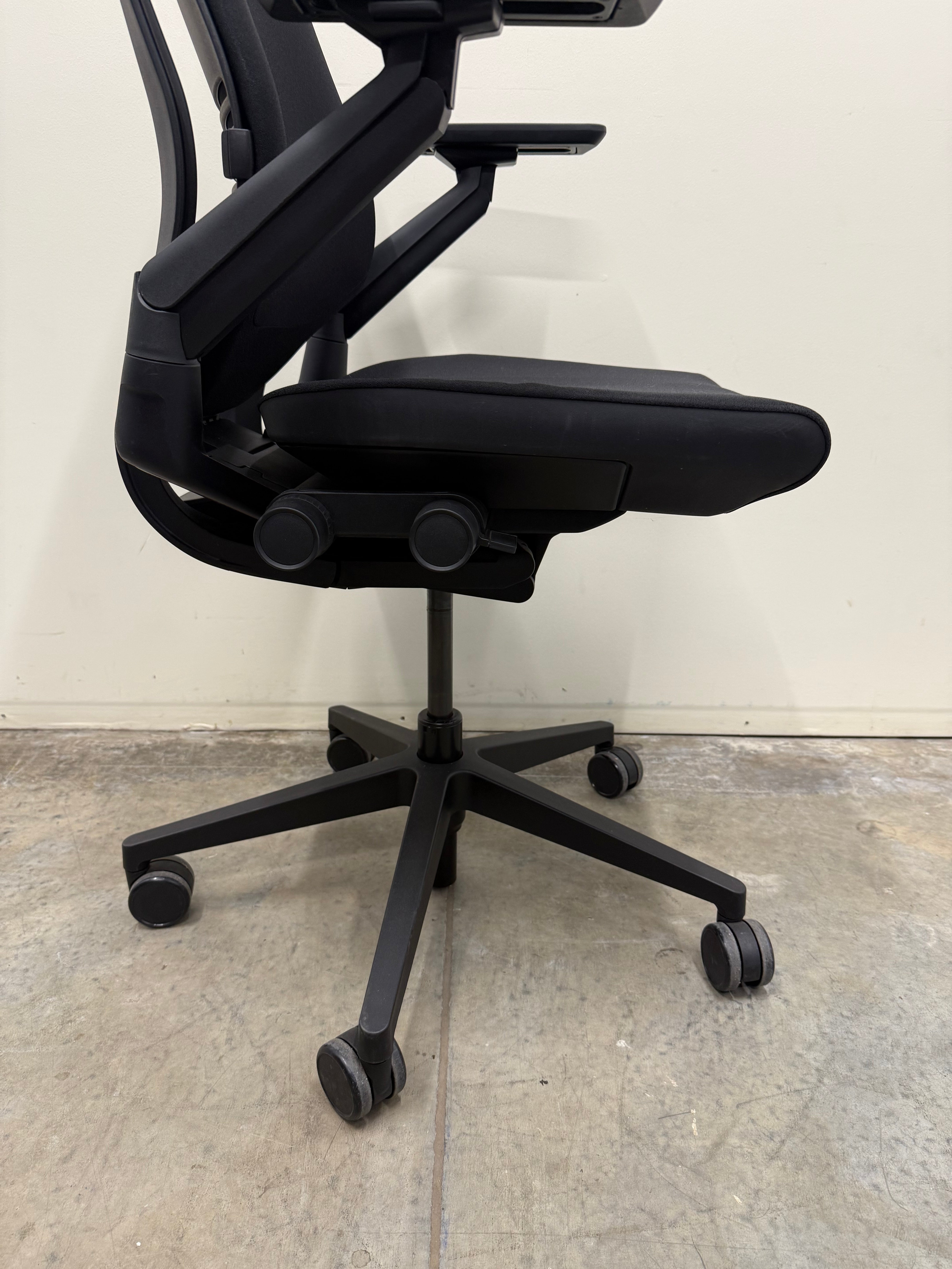 Steelcase Gesture Chair with Arms – Ergonomic Office Seating