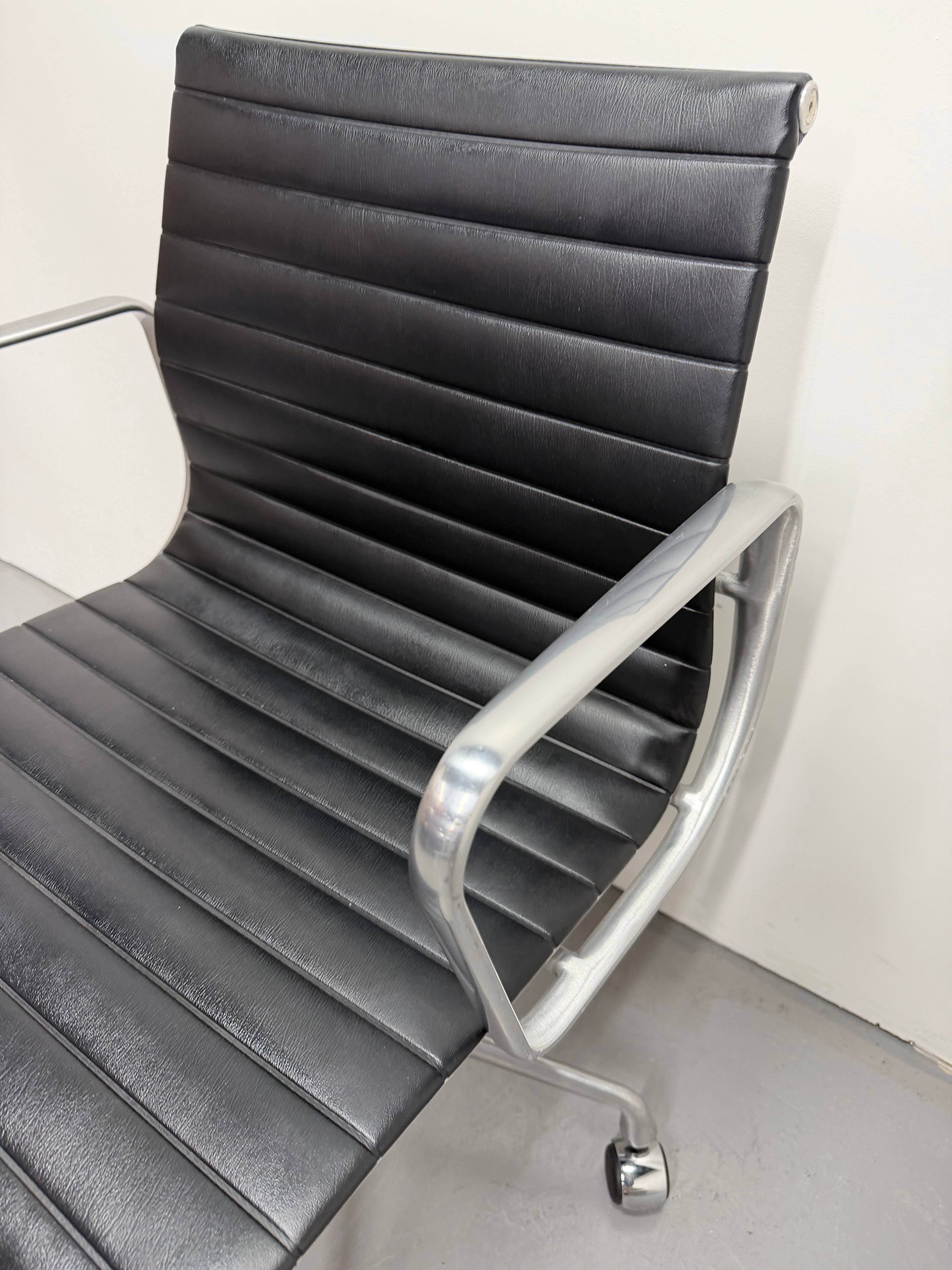 Eames EA 335 Leather Chair – Aluminium Group Management Armchair on Wheels by Herman Miller