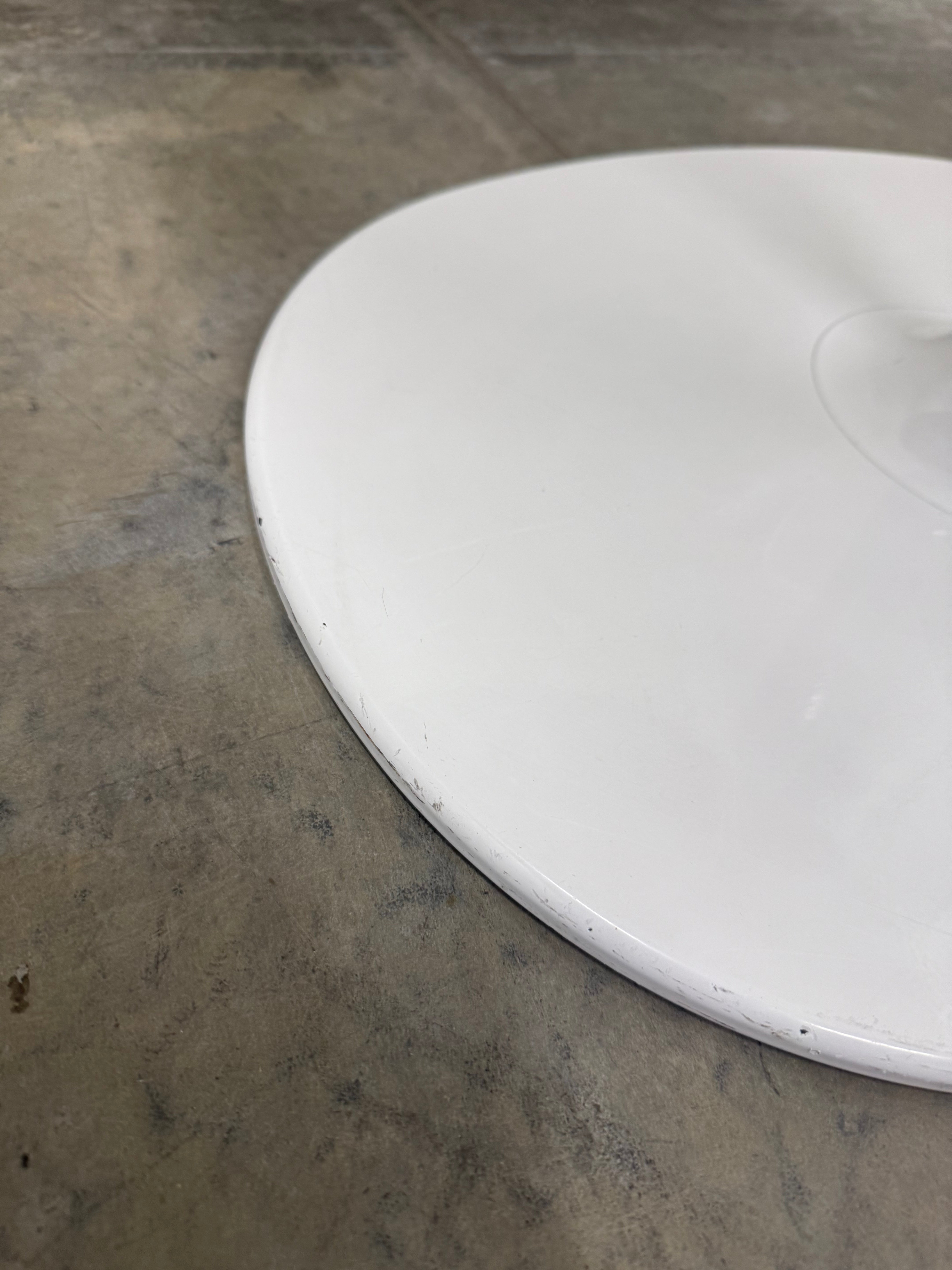 Arper Dizzie Table – White Round Top with Elliptical Base