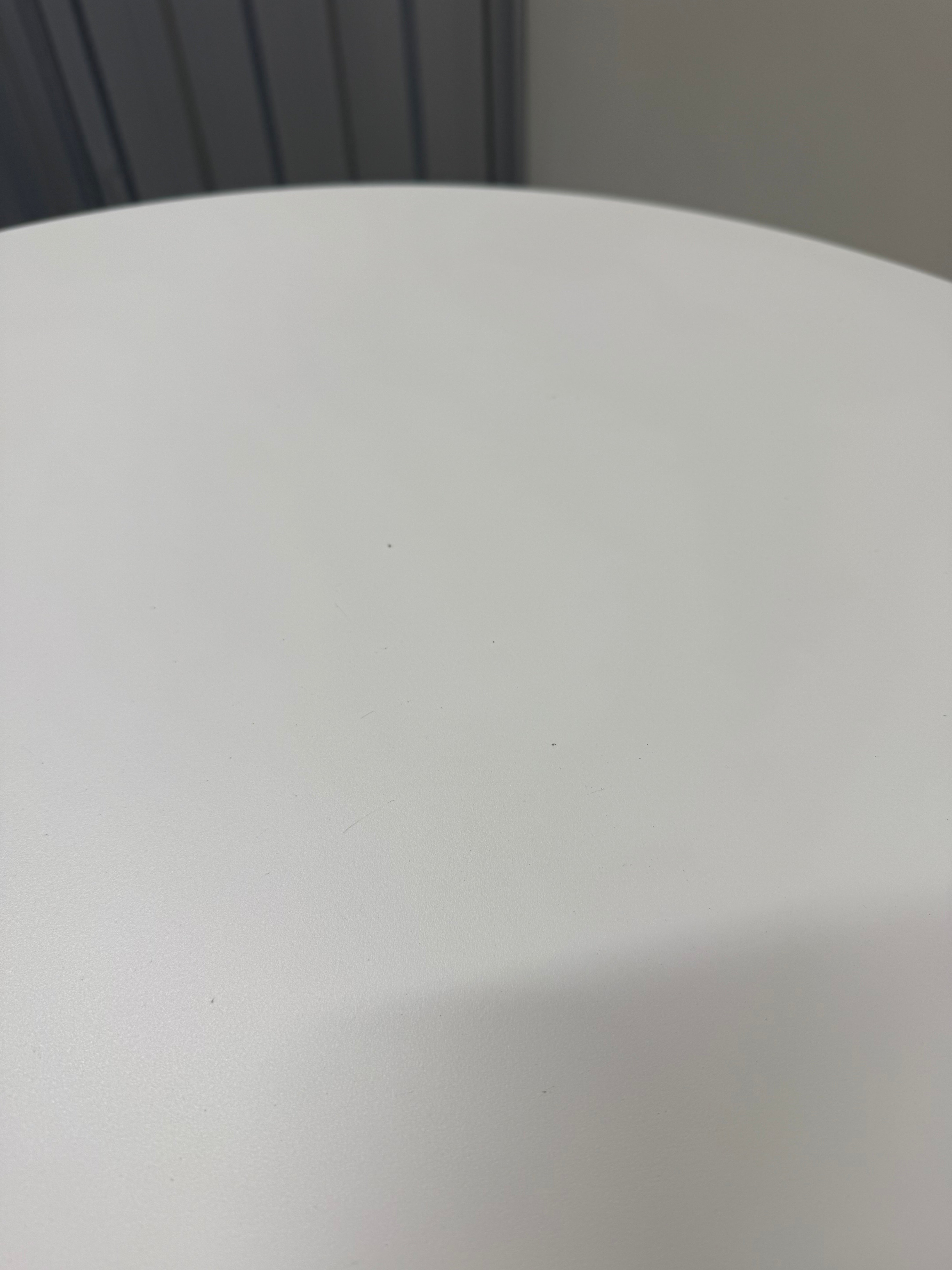 Arper Dizzie Table – White Round Top with Elliptical Base