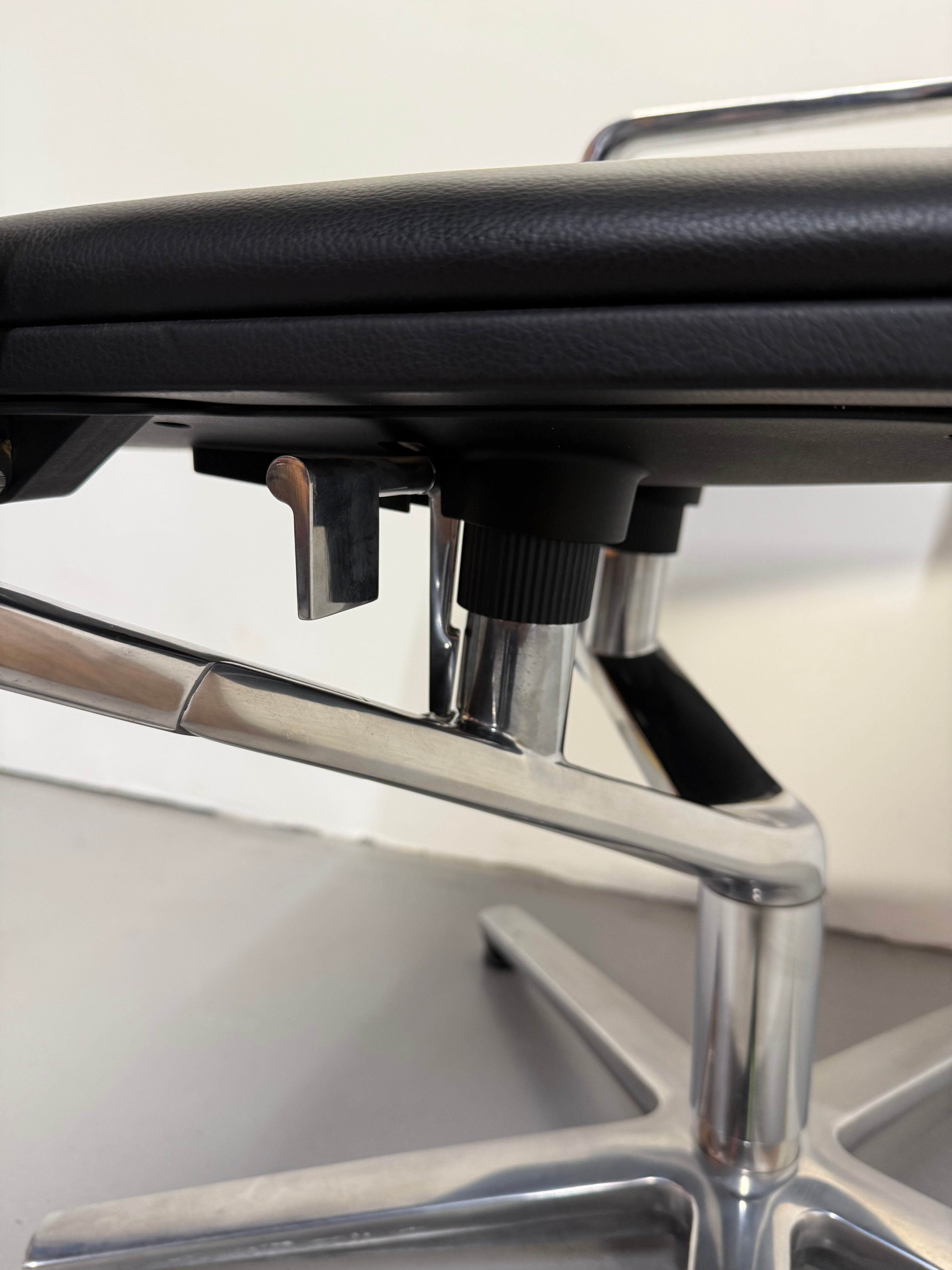 Wilkhahn Sola Conference Chair ā Black Leather