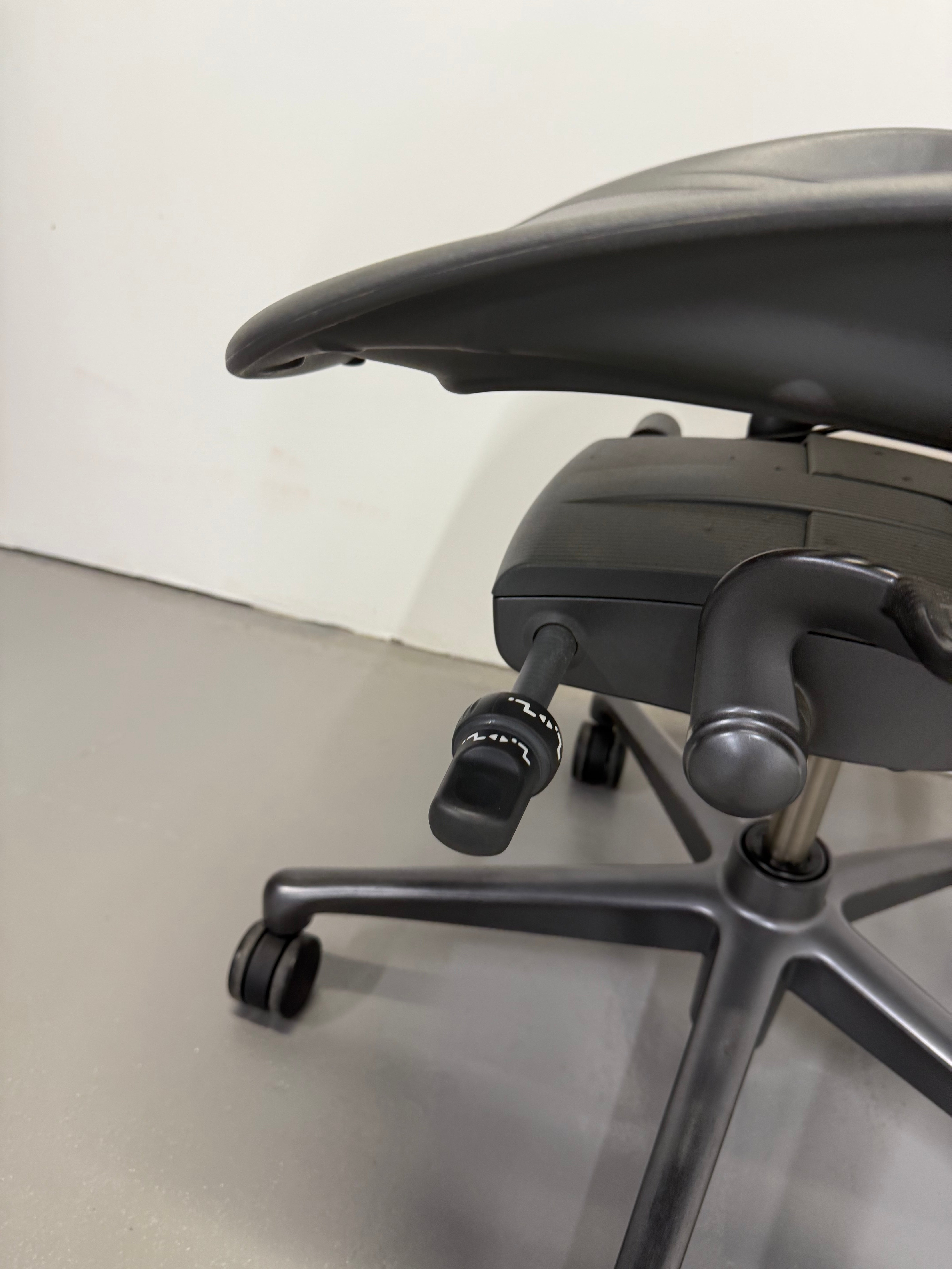 Herman Miller Aeron Remastered Office Chair – Size B (Carbon, No Arms)