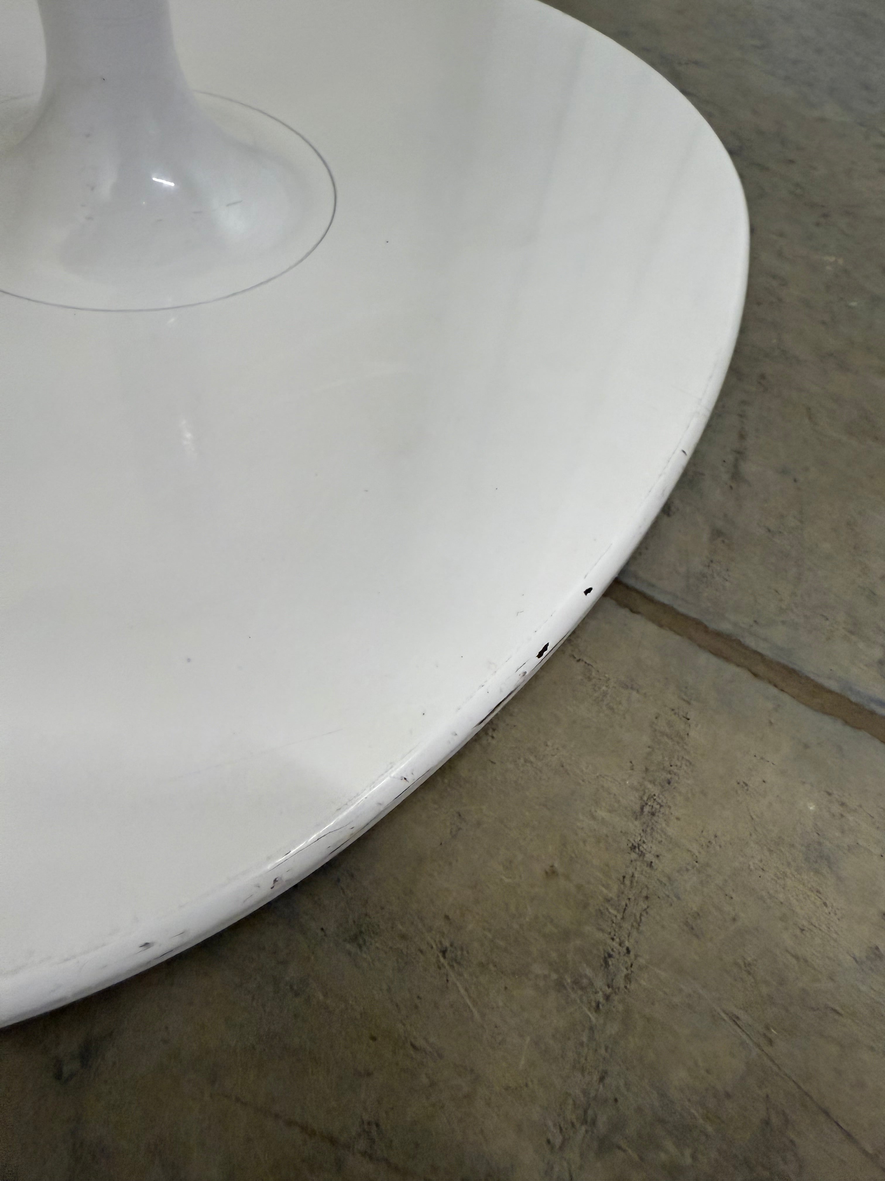 Arper Dizzie Table – White Round Top with Elliptical Base