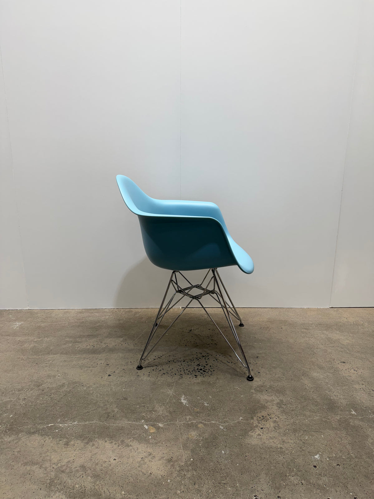 Vitra Eames Plastic Armchair DAR – Light Blue, Chrome Eiffel Base – view 3 – pre-owned