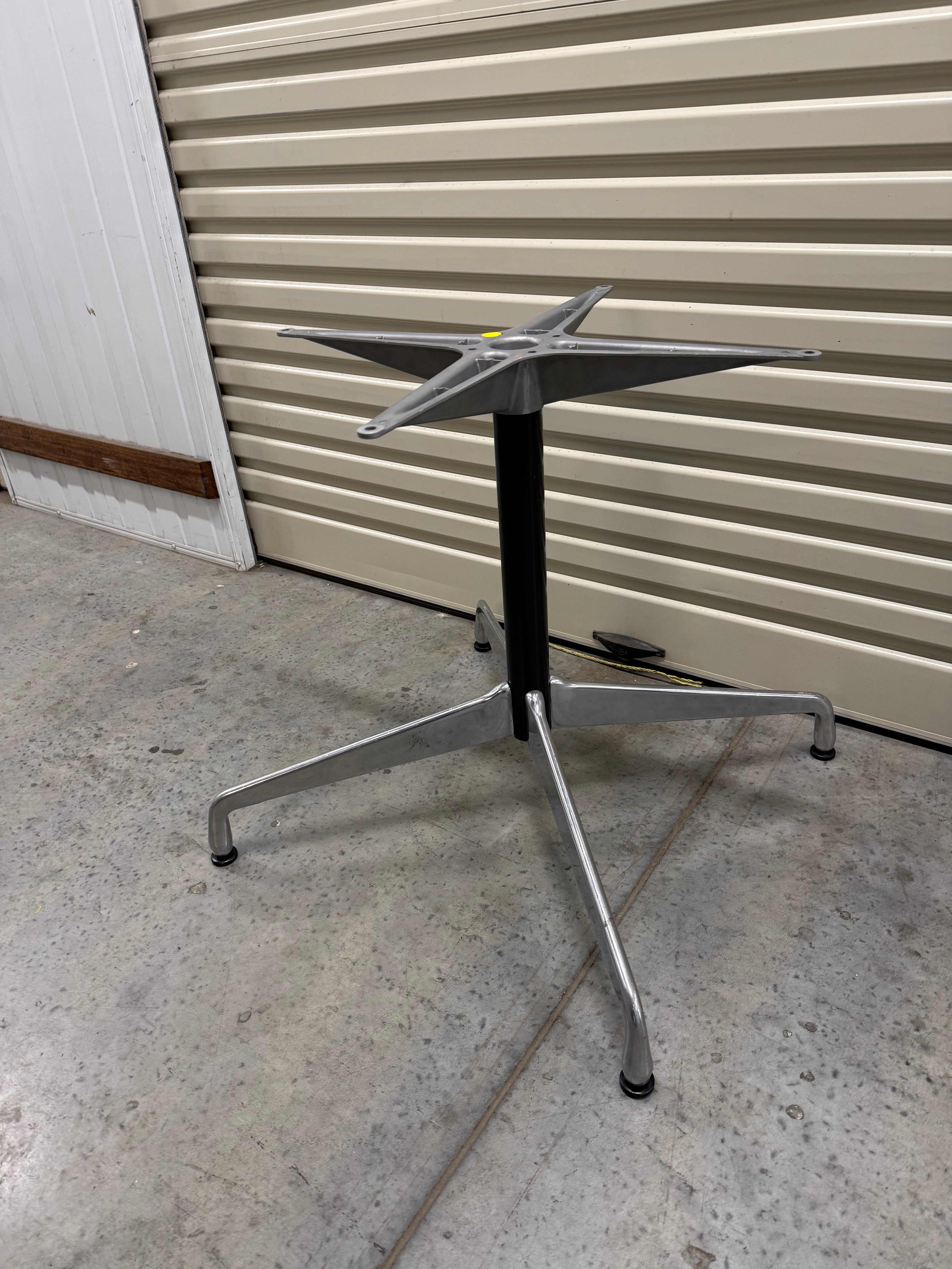 Eames Herman Miller Round Table – Universal Base