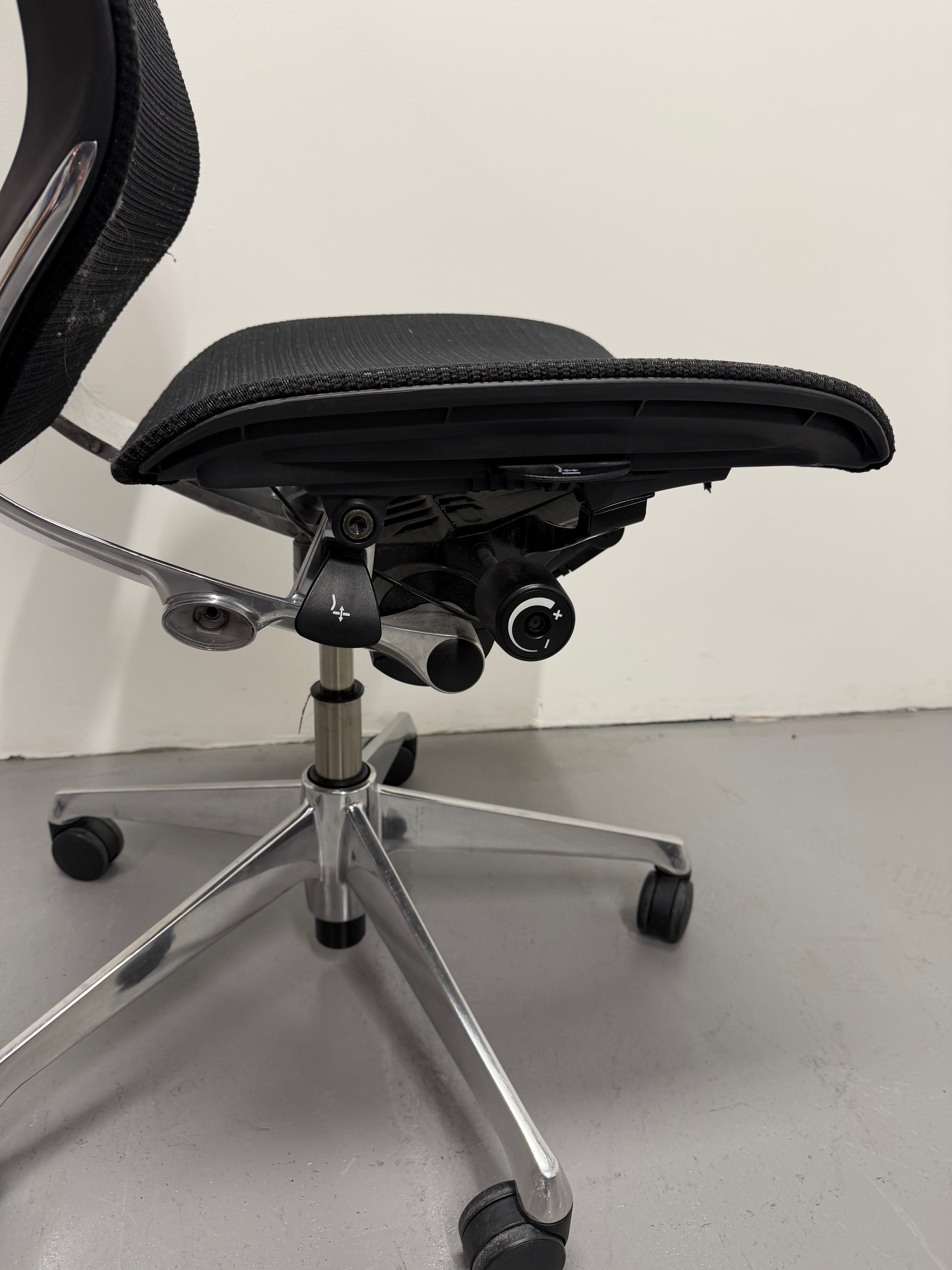 Okamura Baron Mesh Office Chair - Mesh Back & Seat - No arms