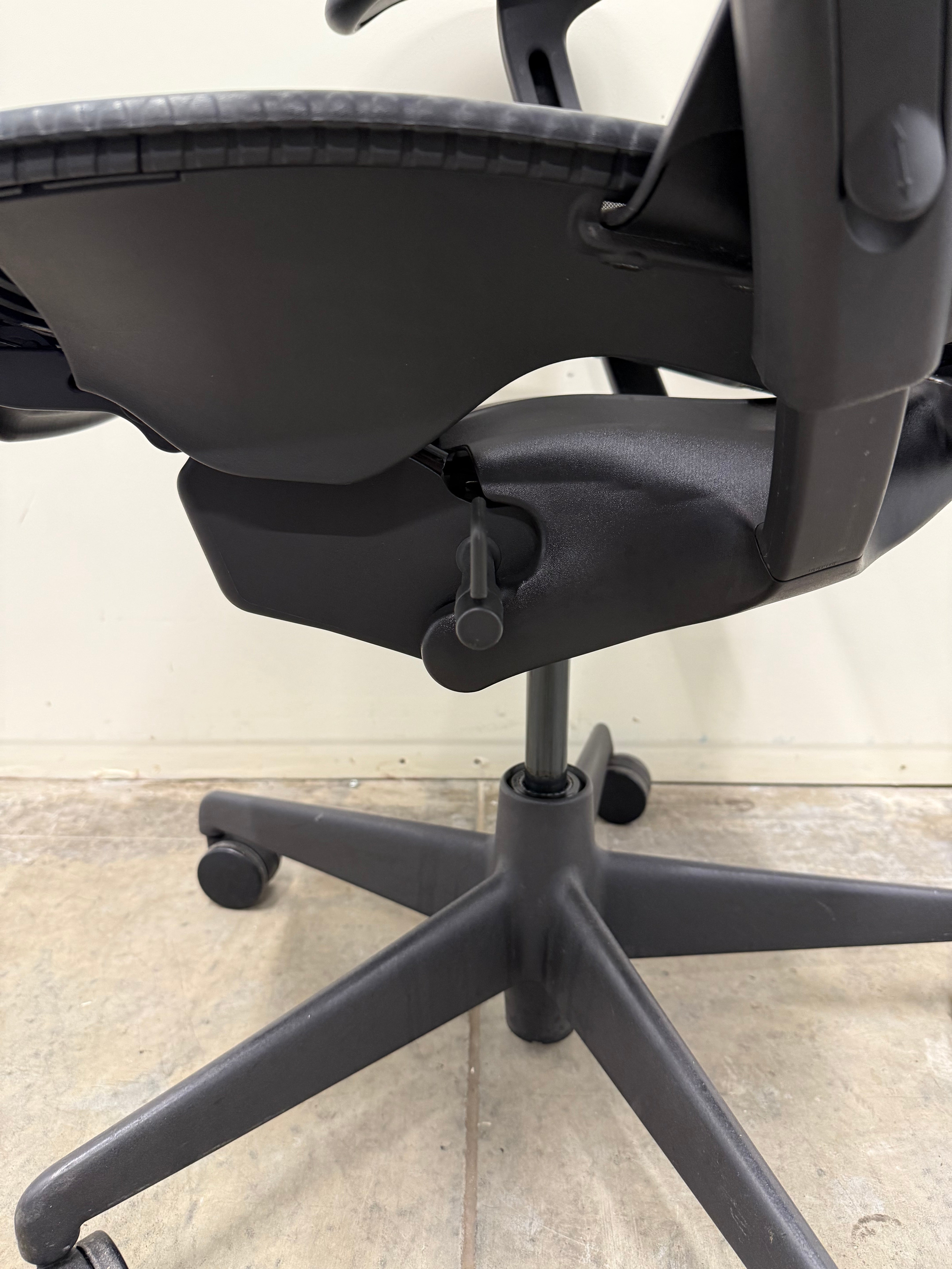 Herman Miller Mirra 1 Office Chair with Armrest - Grey/Graphite