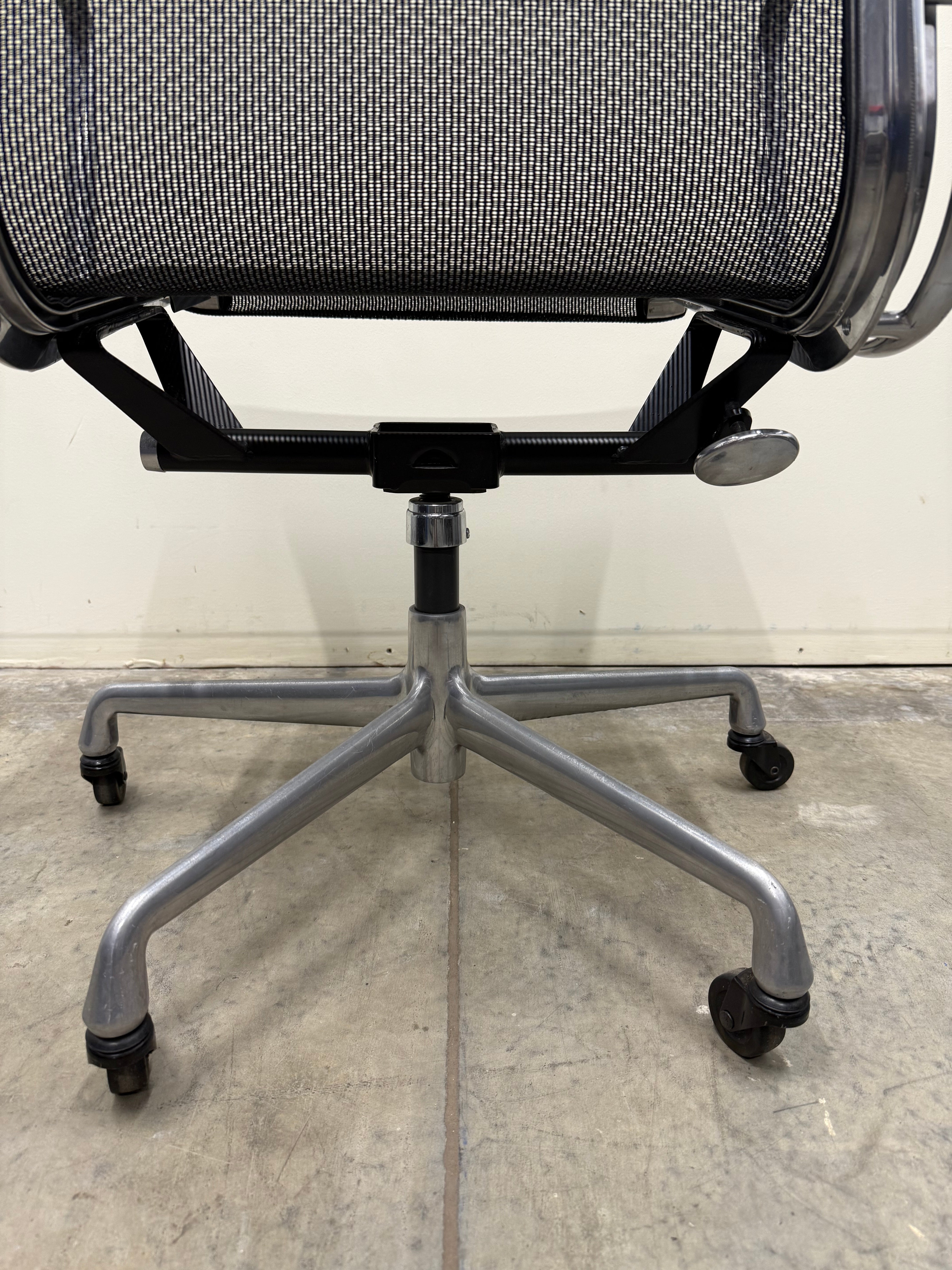Eames Mesh Chair EA334 – Aluminium Group by Herman Miller