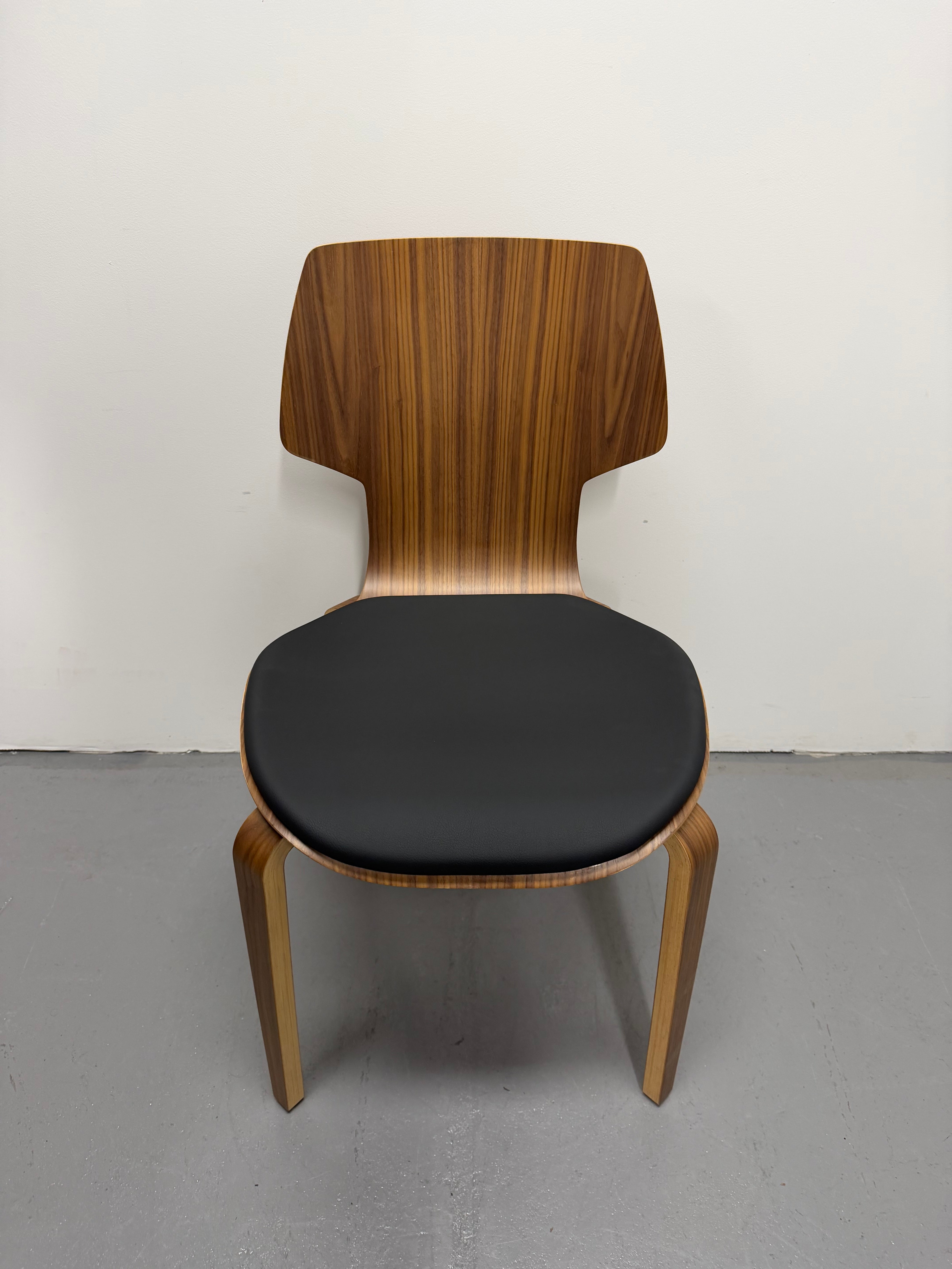 Mobles 114 Gràcia Dinning Chair – Walnut Plywood with Black Upholstered Seat | Ex-Showroom