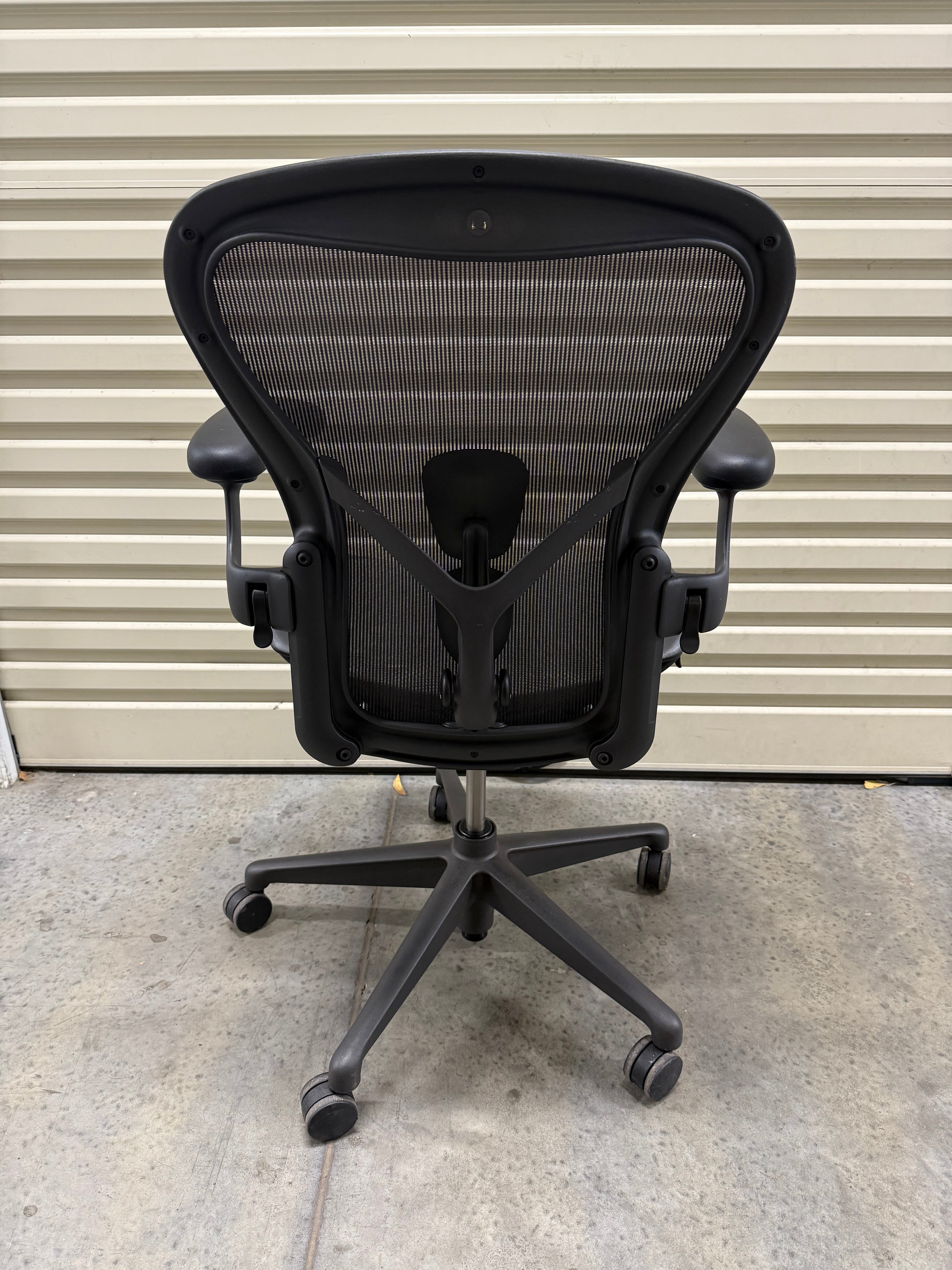 Herman Miller Aeron Remastered with Armrest - Graphite (Size B)