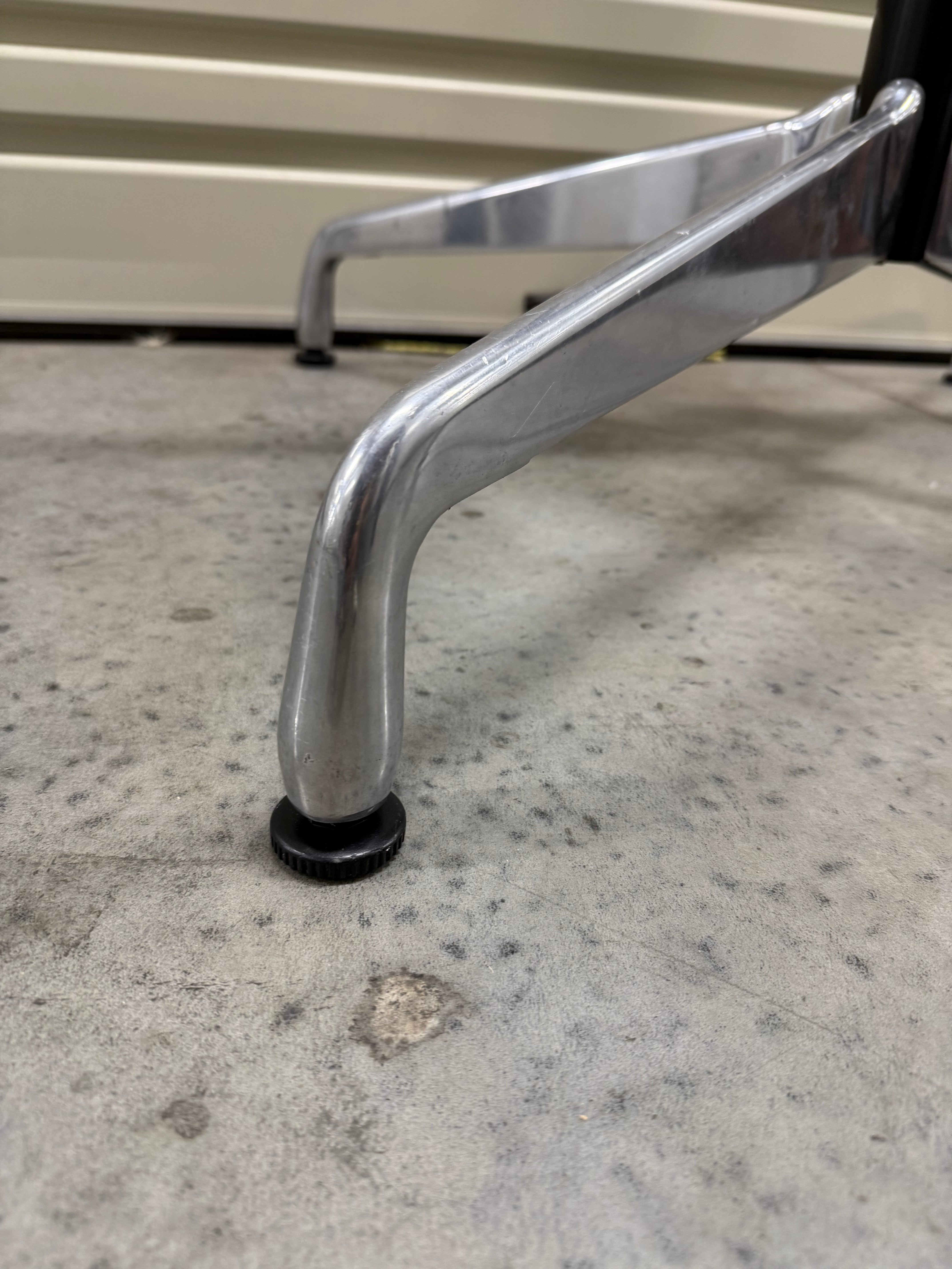 Eames Herman Miller Round Table – Universal Base