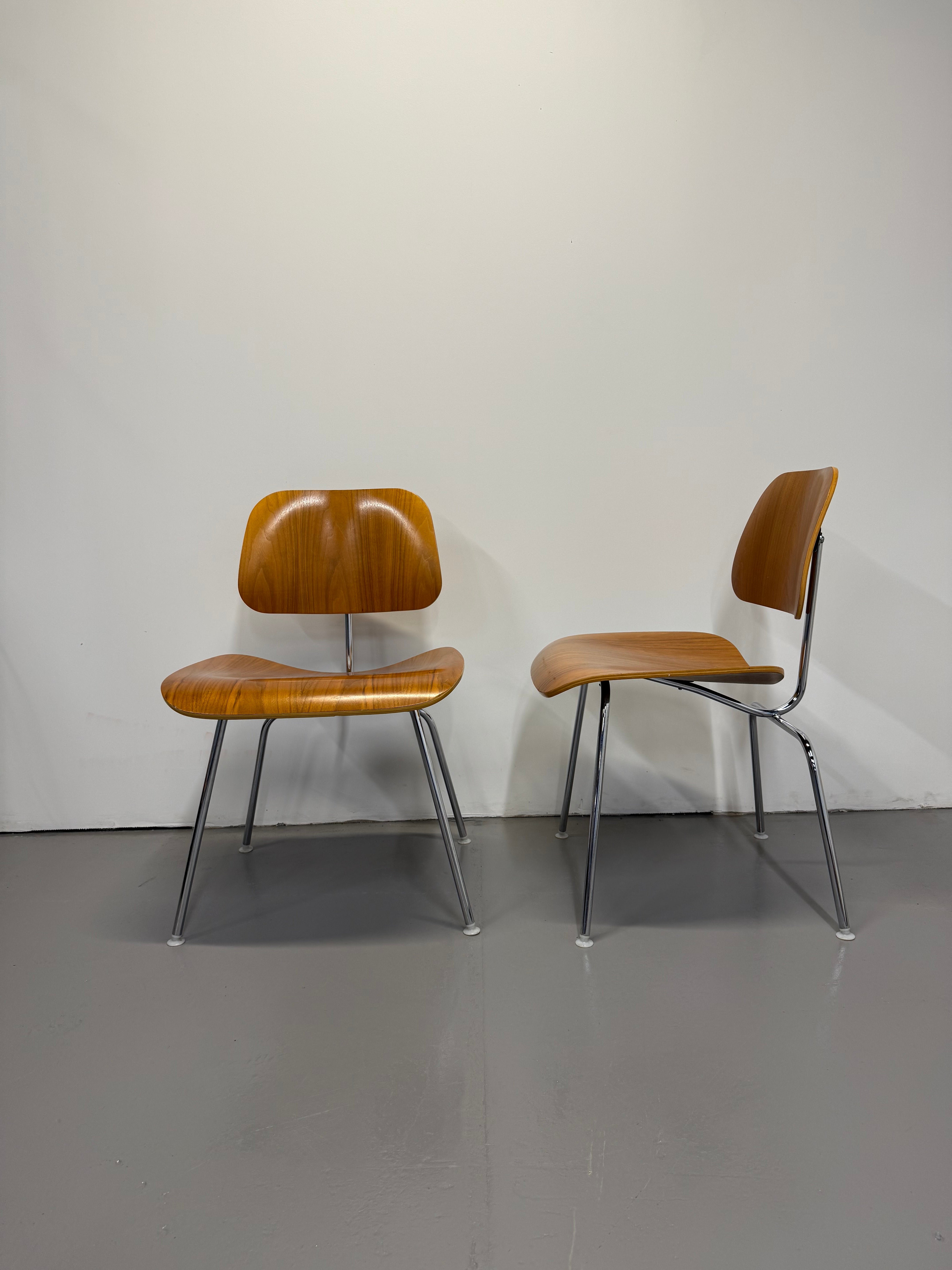 Eames Moulded Plywood Dining Chair – Metal Base by Herman Miller
