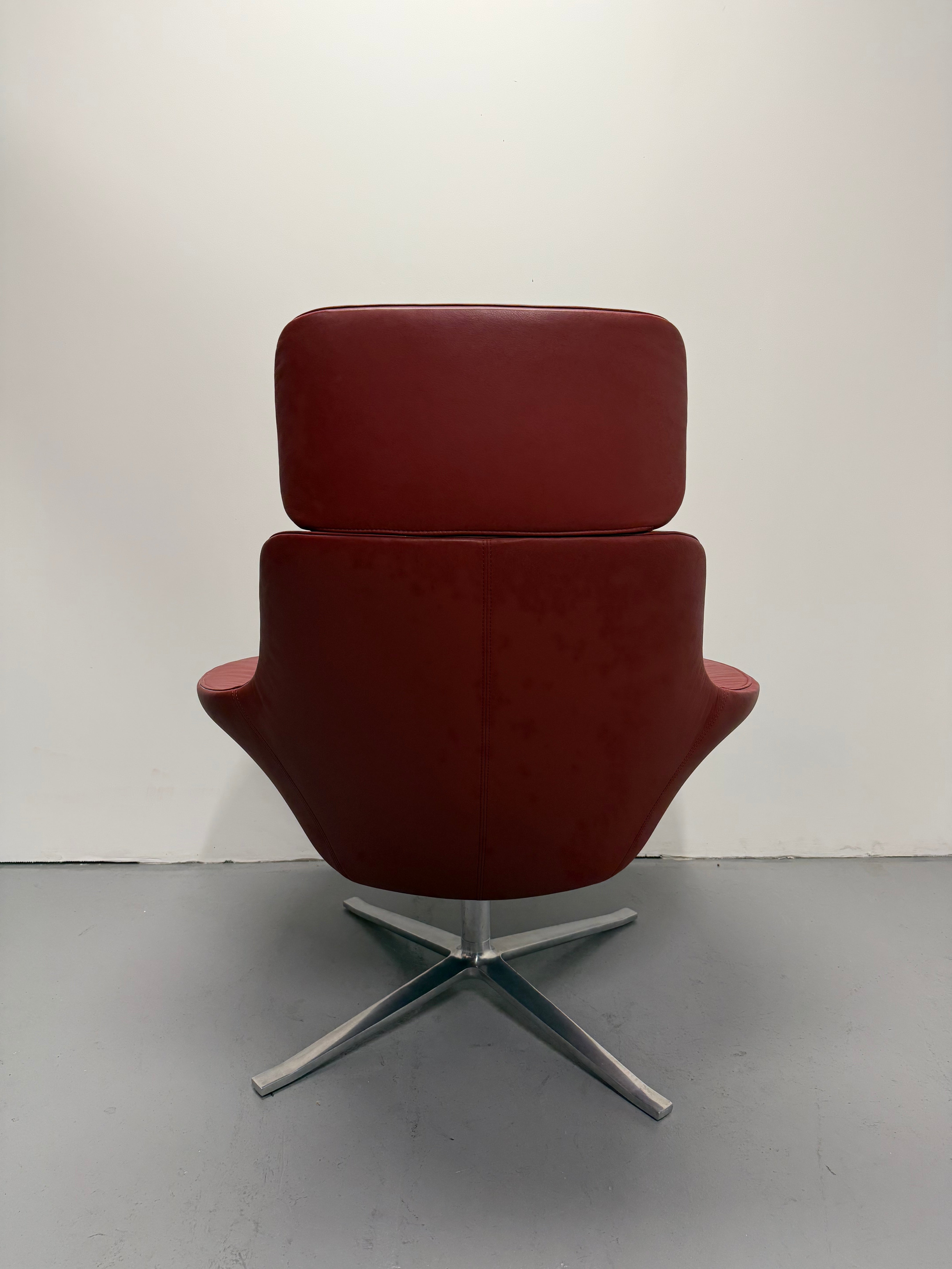 Walter Knoll Oscar Armchair with Headrest – Red Leather