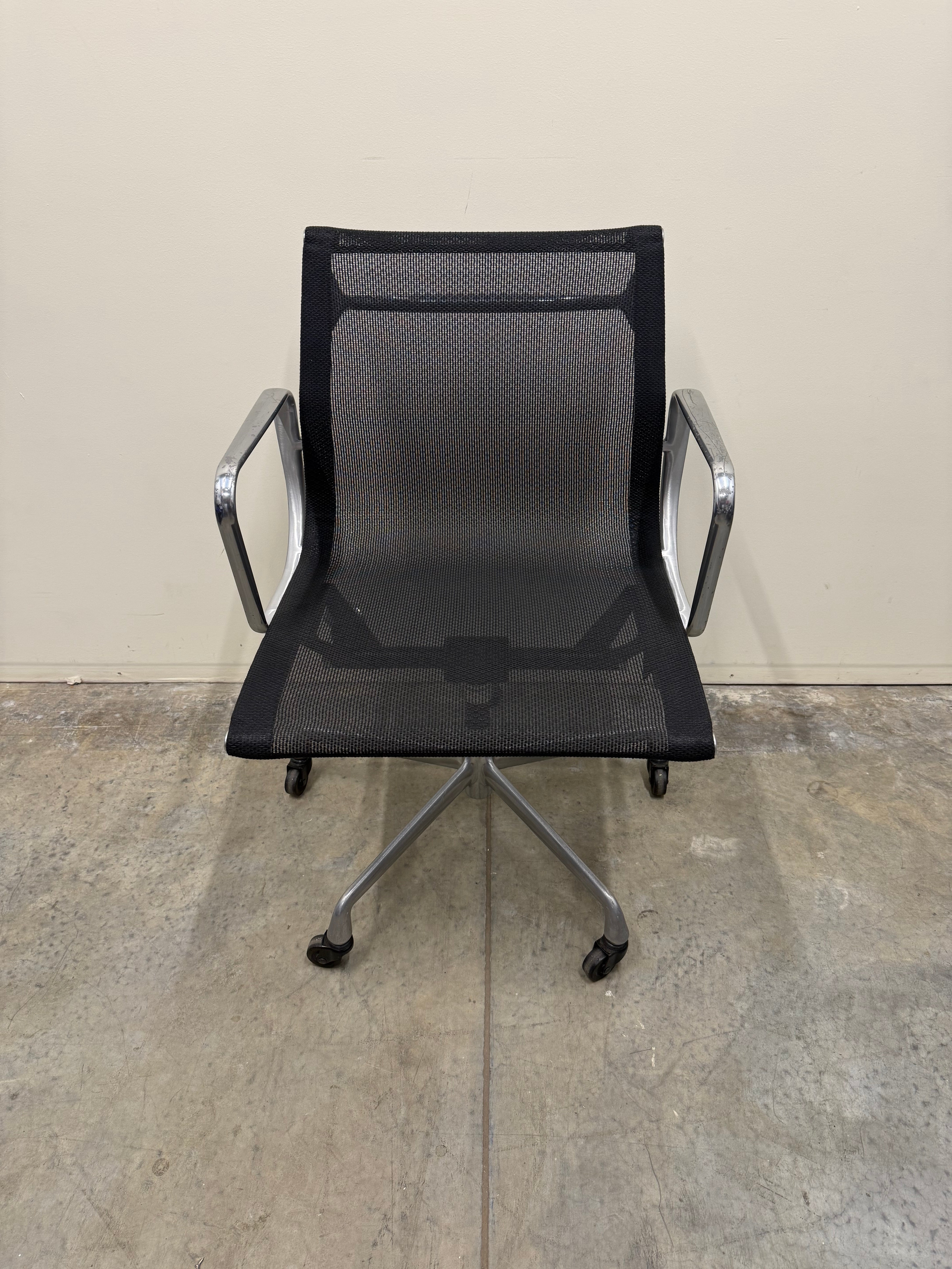Eames Mesh Chair EA334 – Aluminium Group by Herman Miller