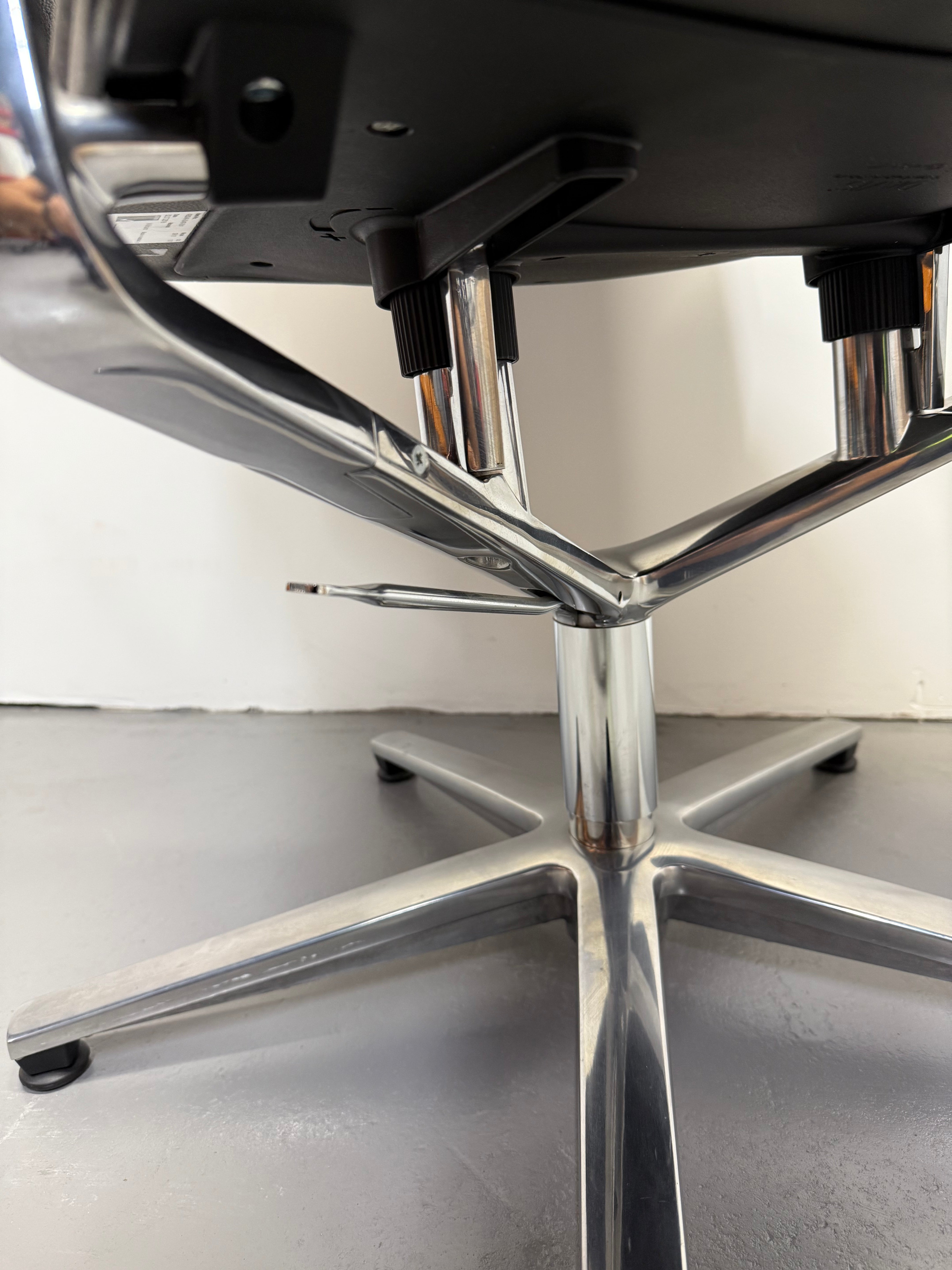 Wilkhahn Sola Conference Chair ā Black Leather