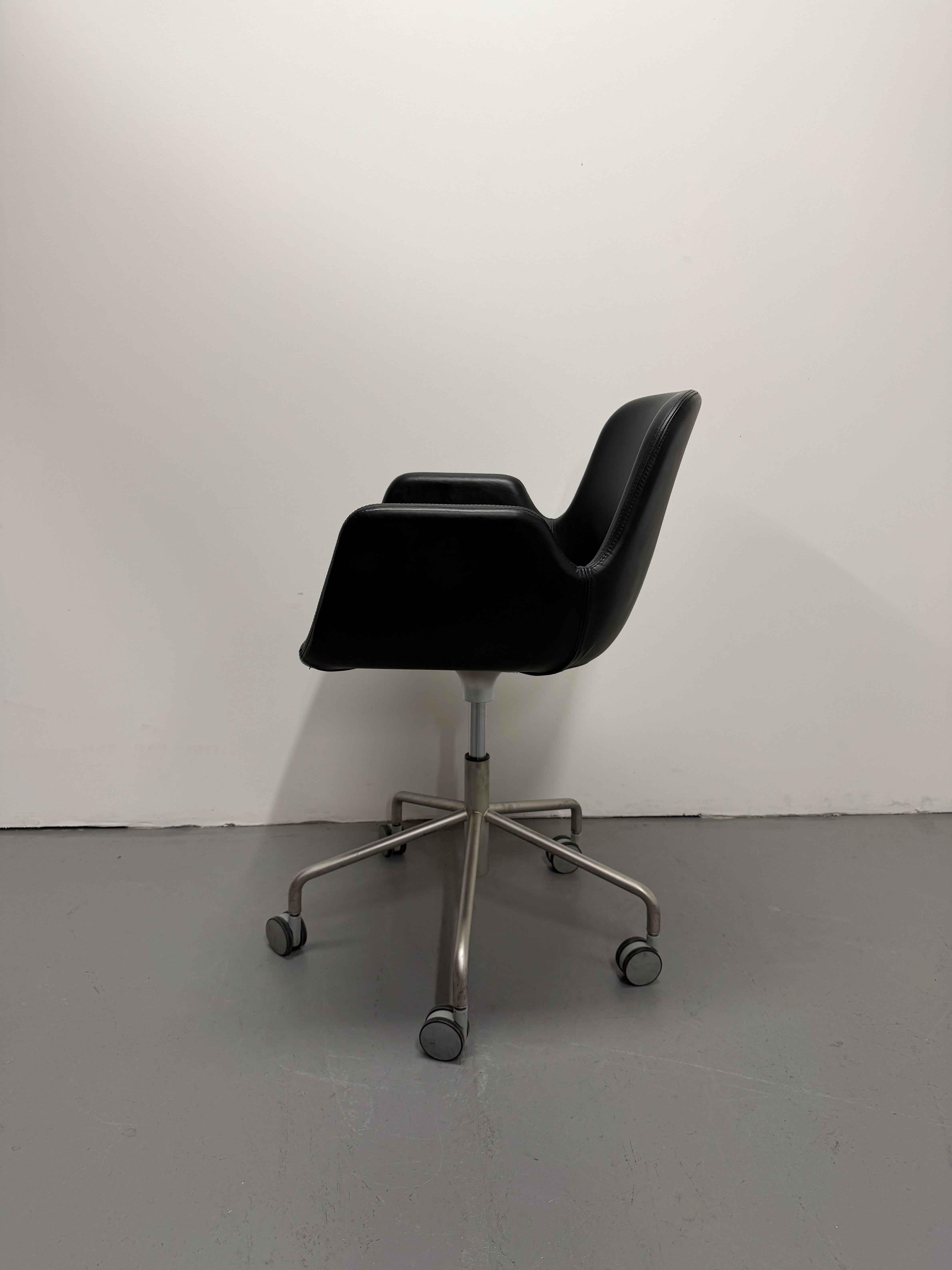 Lapalma Pass Easy Chair – Black Leather, 5-Star Castor Base