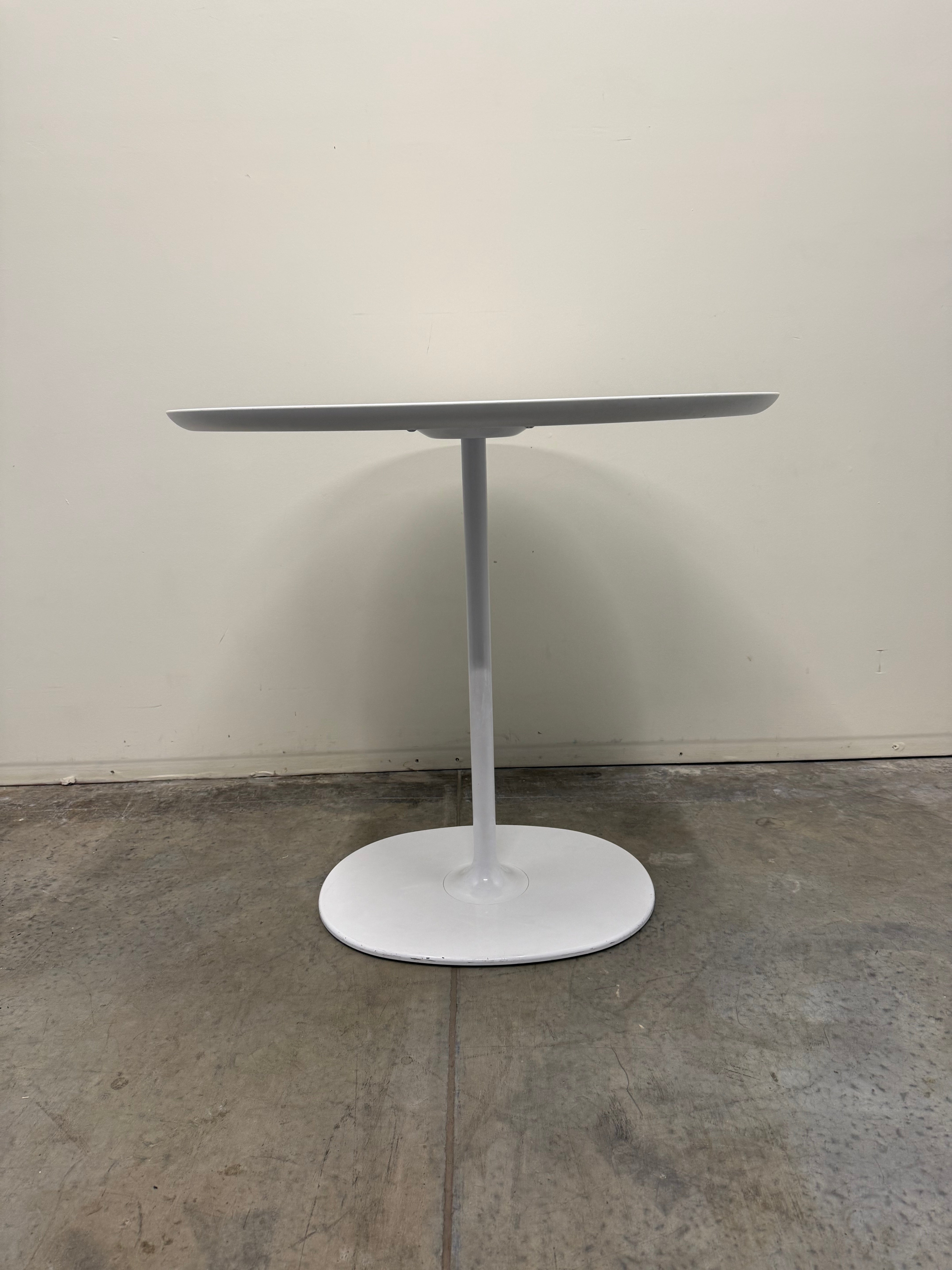 Arper Dizzie Table – White Round Top with Elliptical Base