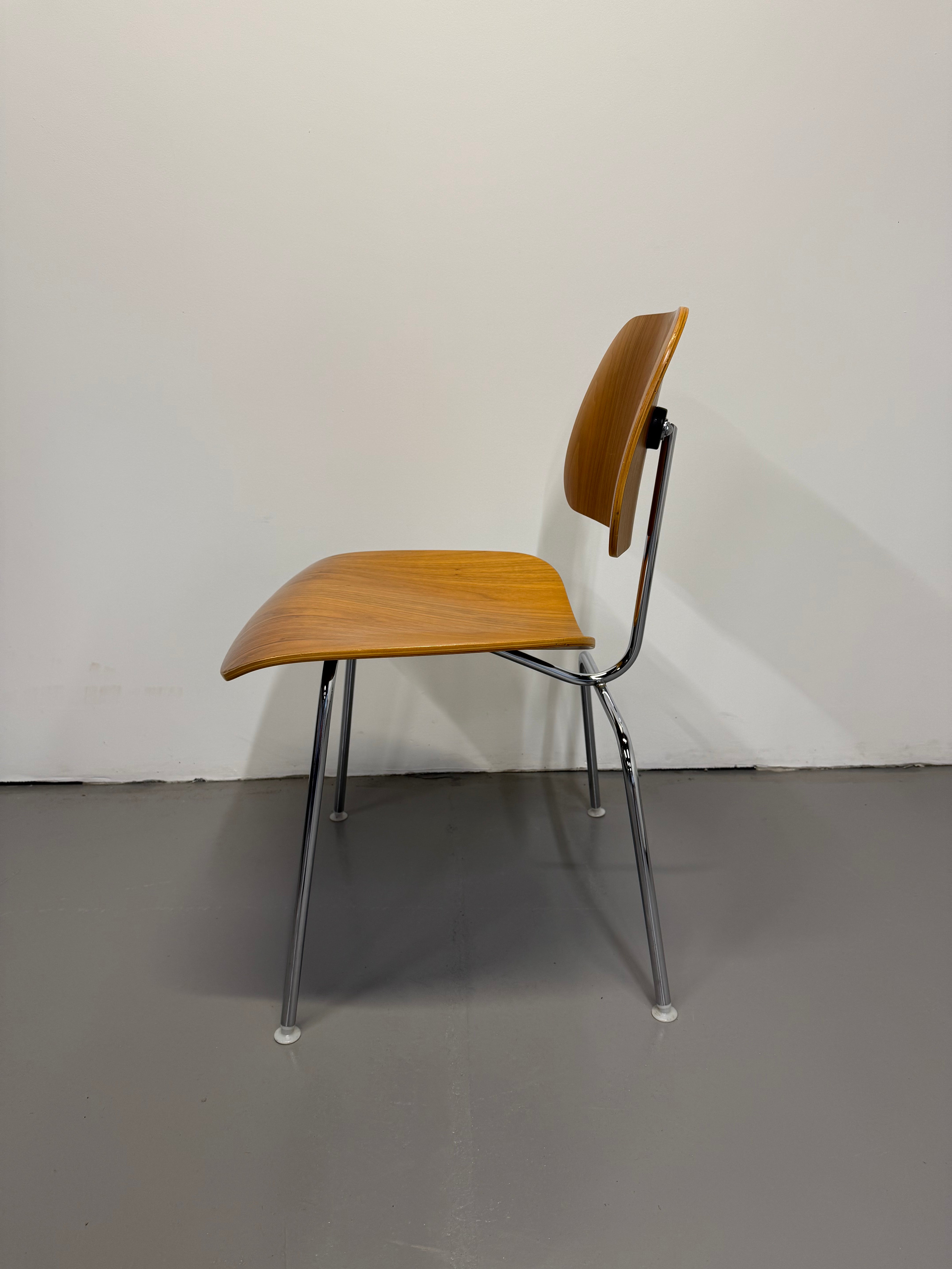 Eames Moulded Plywood Dining Chair – Metal Base by Herman Miller