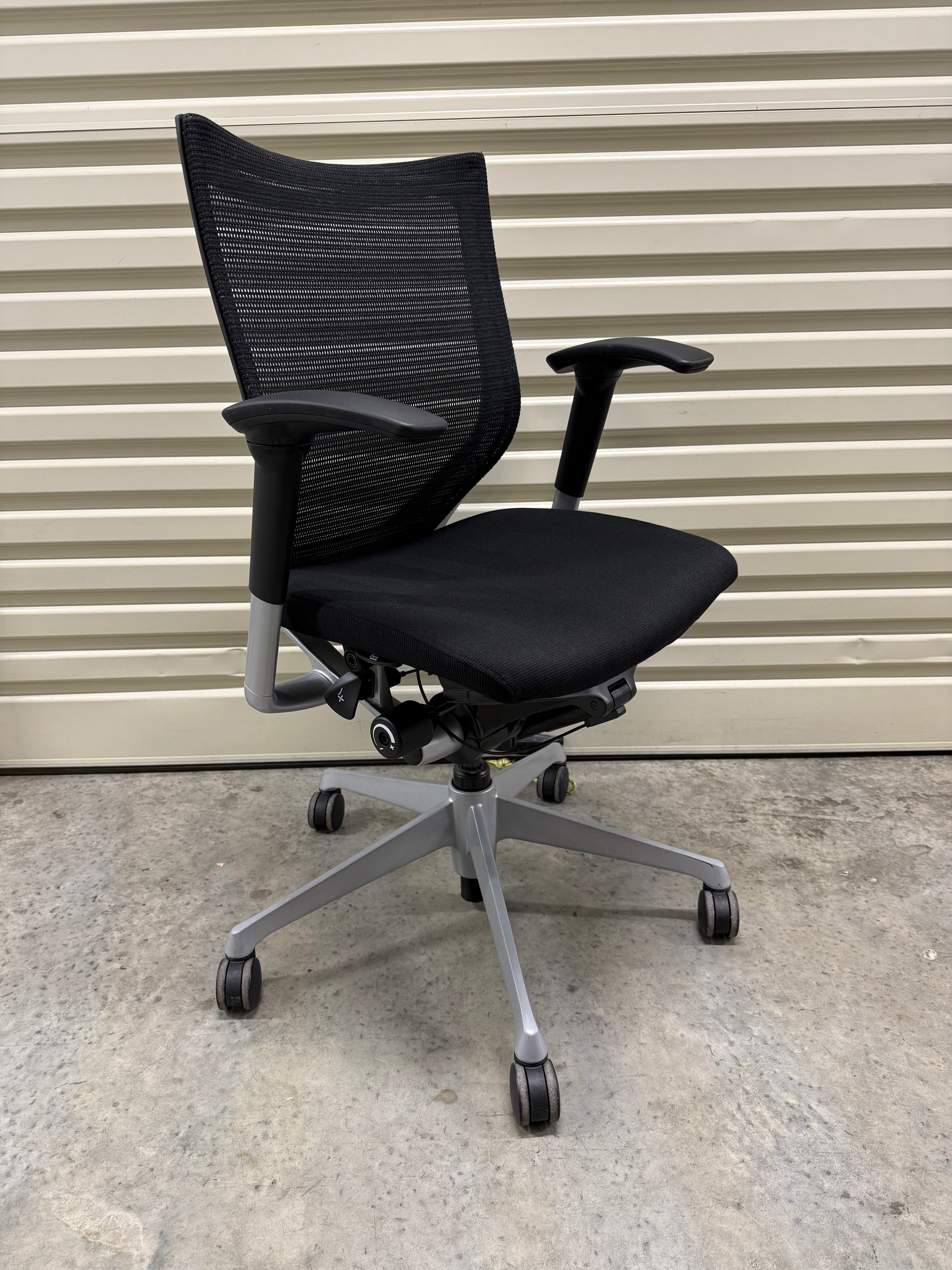 Okamura Baron Mesh Office Chair – Ergonomic & Adjustable