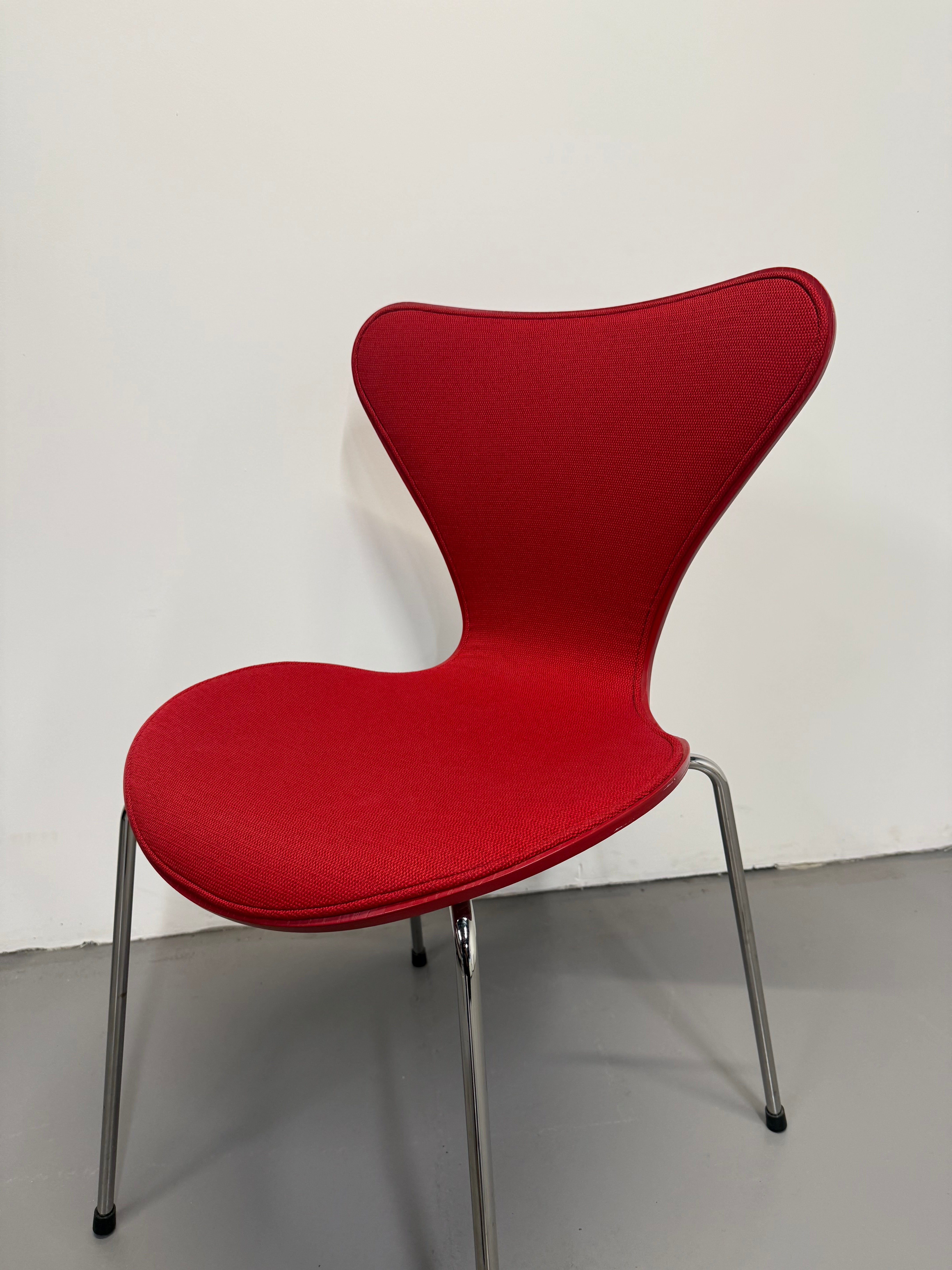 Fritz Hansen Series 7 Chairs – Red Fabric (Model 3107)