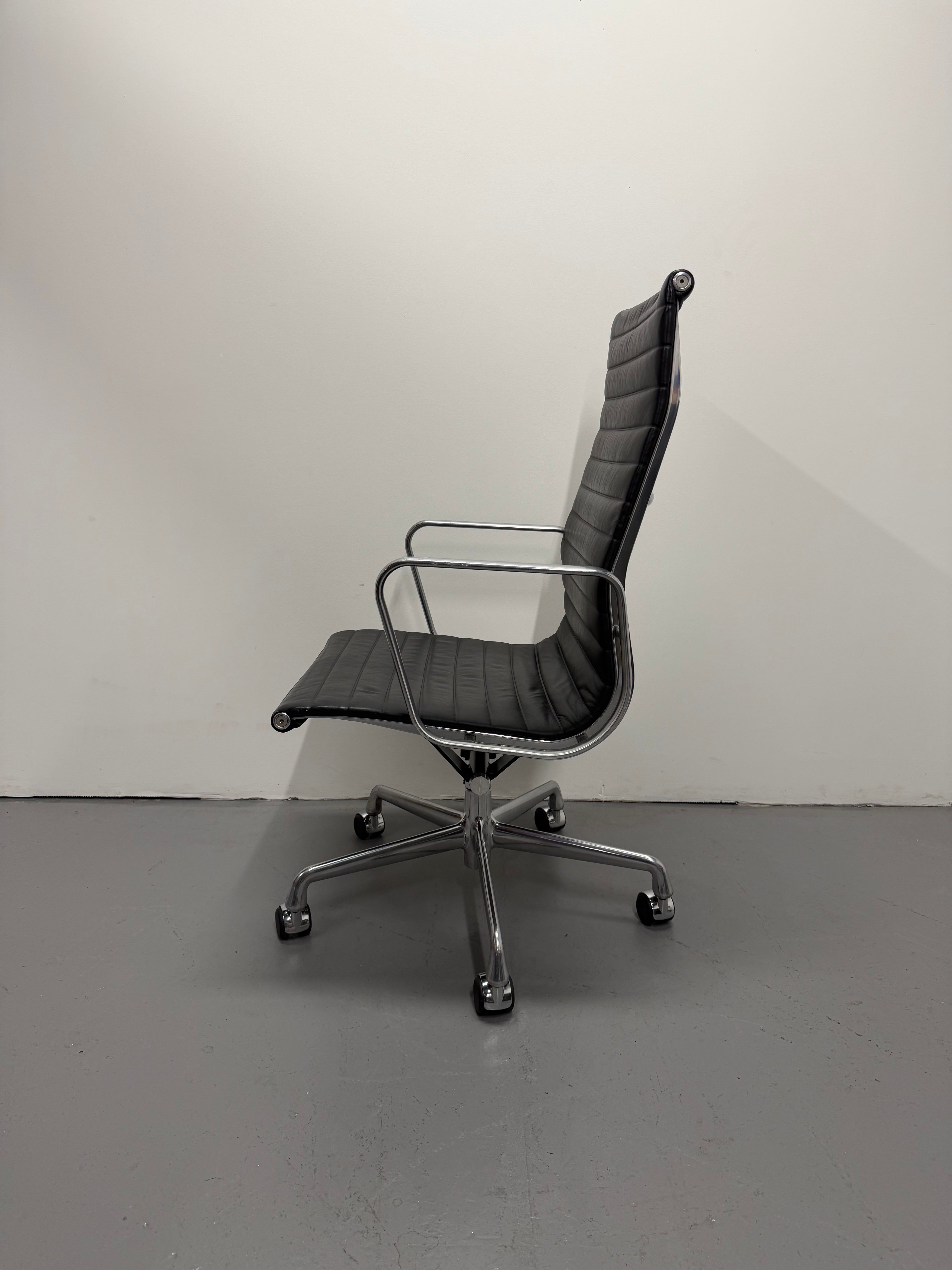 Eames Aluminum Group Executive Chair – High Back | Black Leather