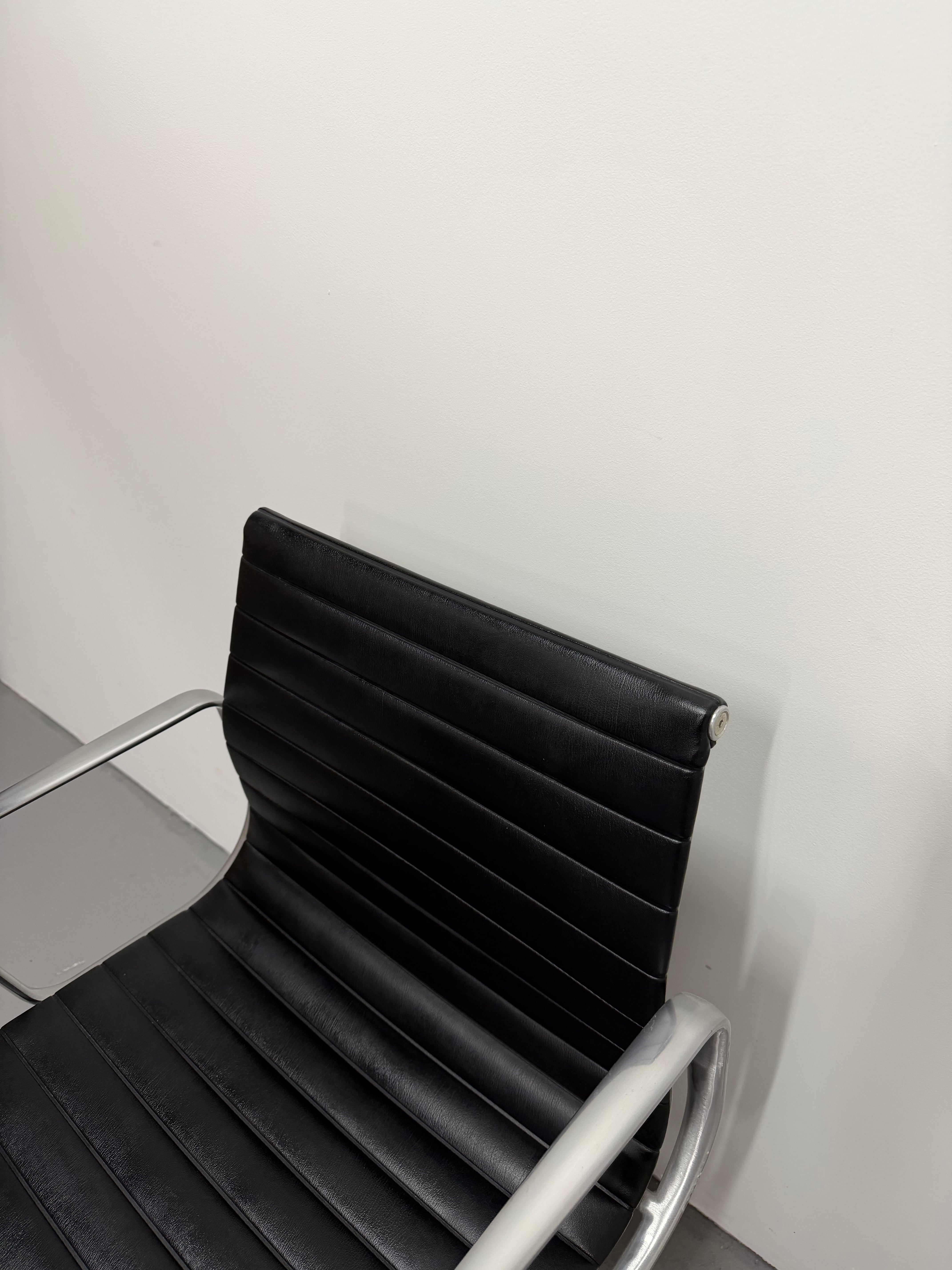 Eames EA 335 Leather Chair – Aluminium Group Management Armchair on Wheels by Herman Miller