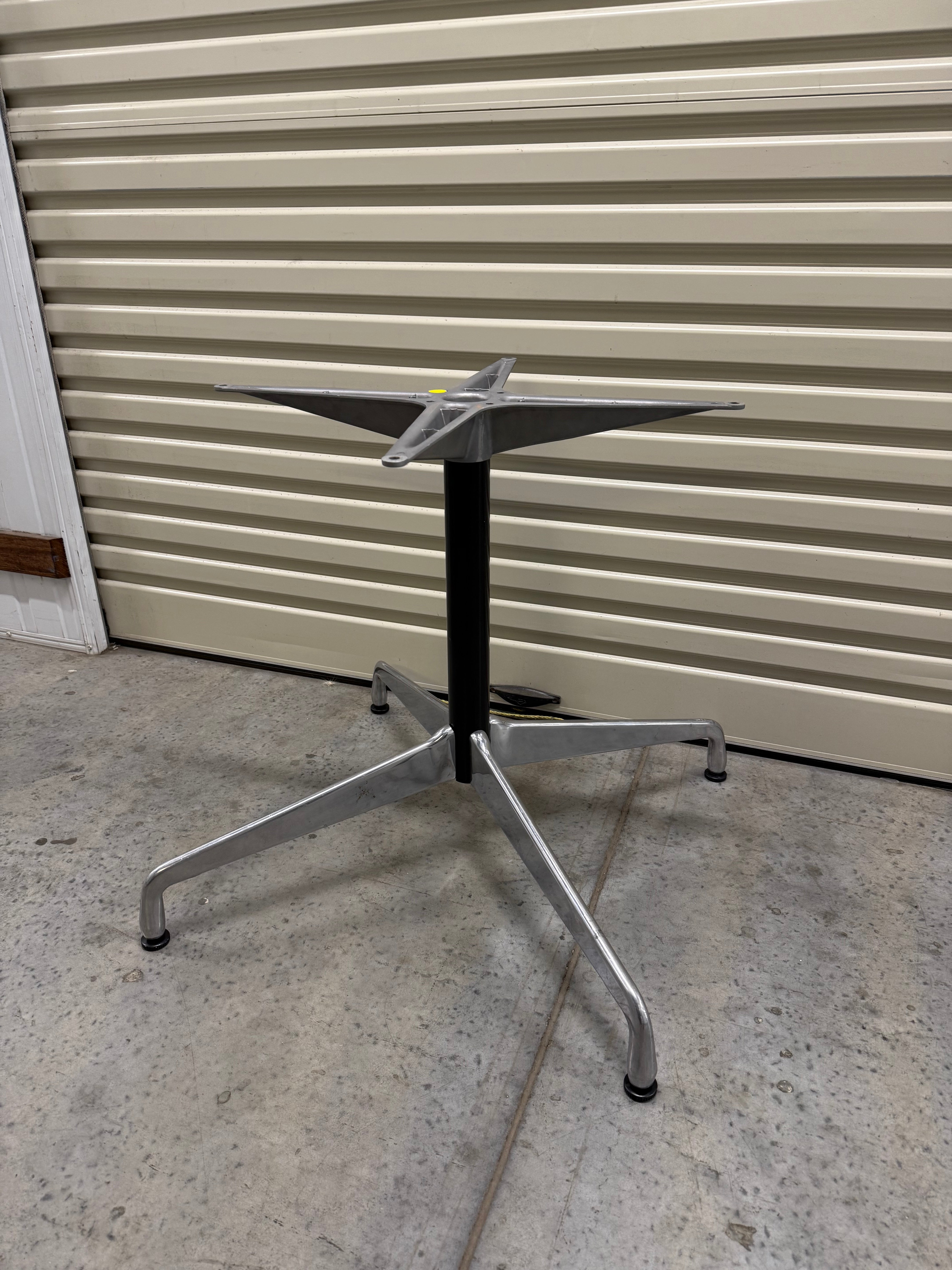 Eames Herman Miller Round Table – Universal Base