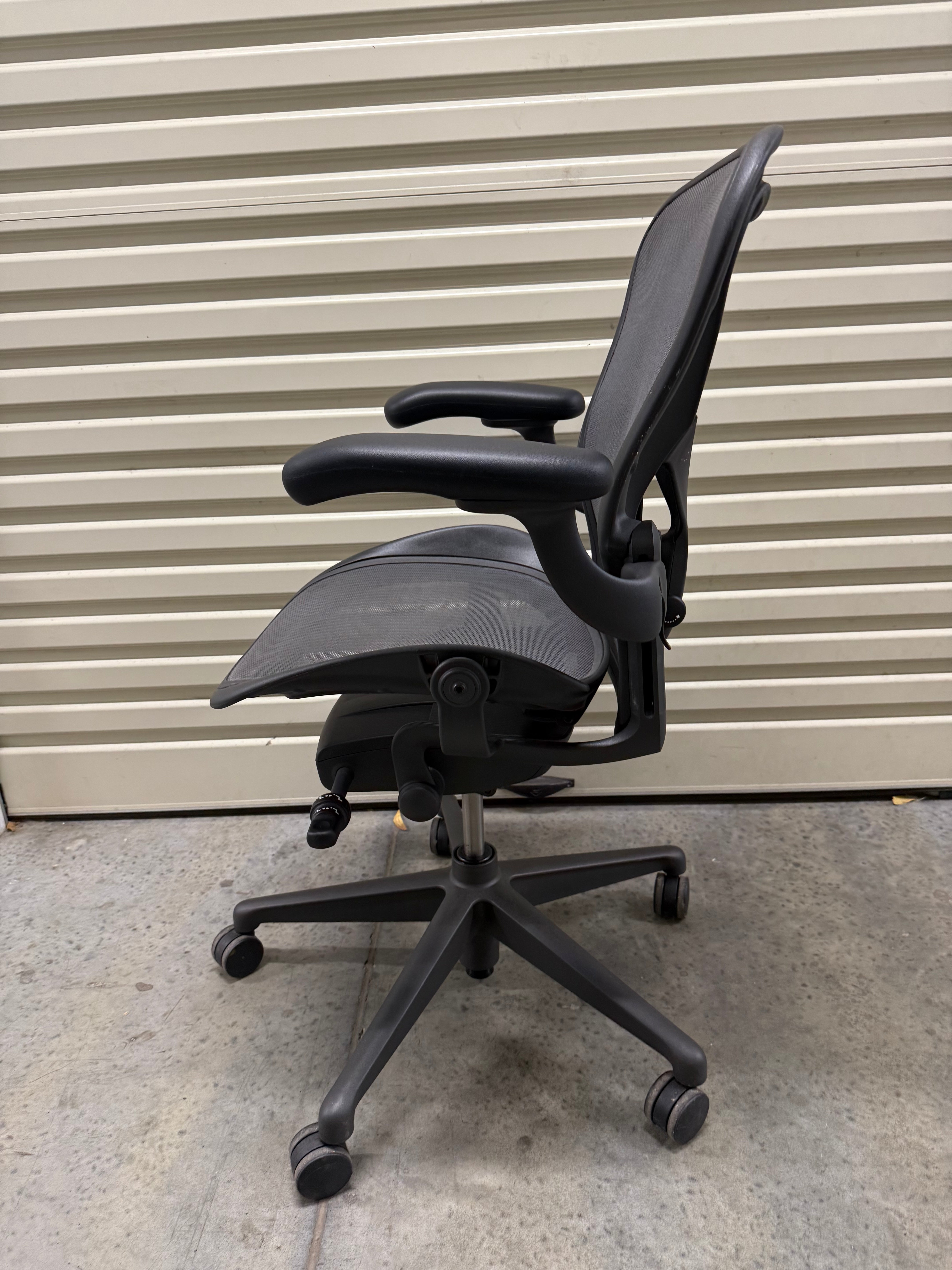 Herman Miller Aeron Remastered with Armrest - Graphite (Size B)