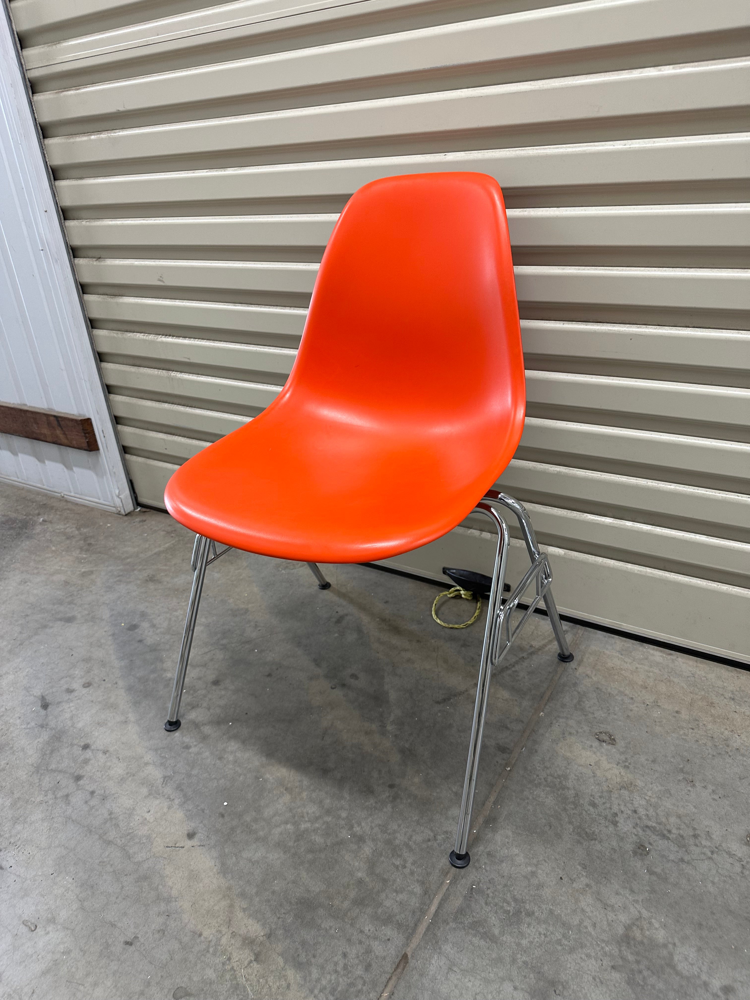 Original Eames Plastic Side Chair DSS RE – Chromed Base – Orange/Red